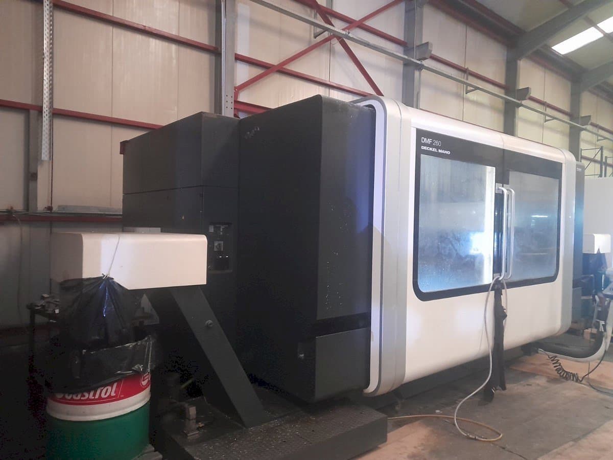Vista lateral izquierda de la máquina DECKEL MAHO DMF 260