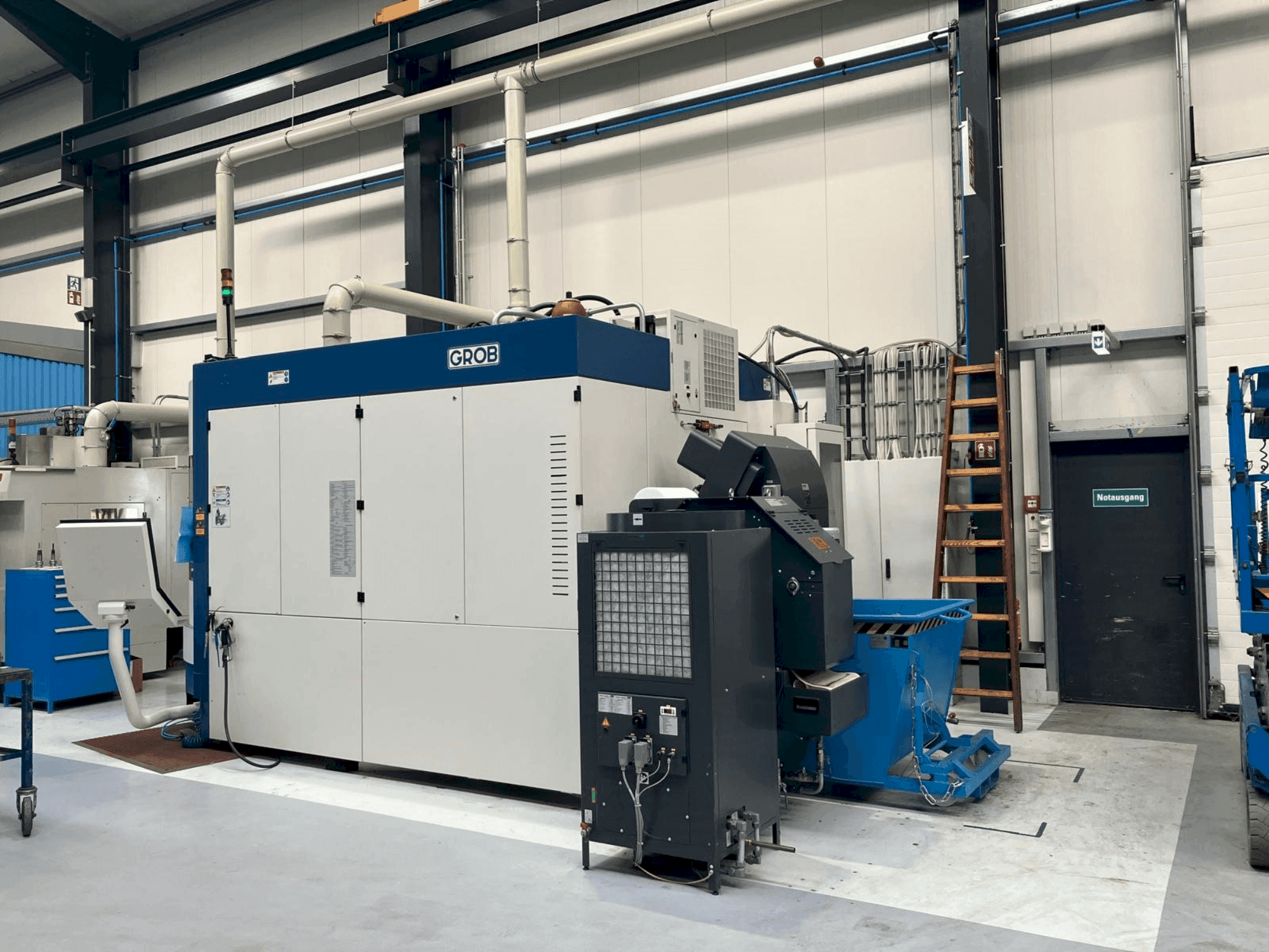 Vista frontal de la máquina GROB G550a