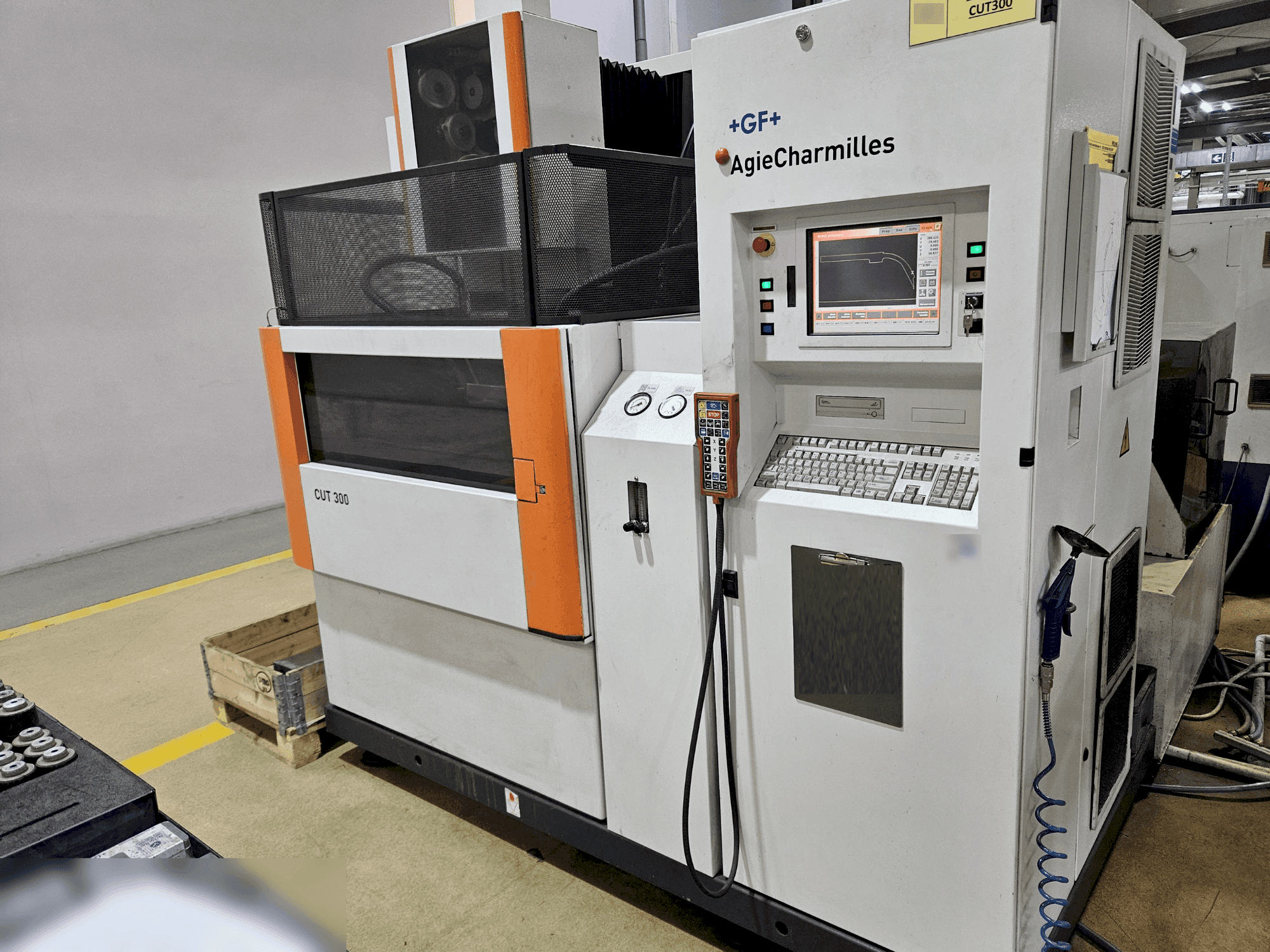 Vista frontal de la máquina AgieCharmilles CUT 300