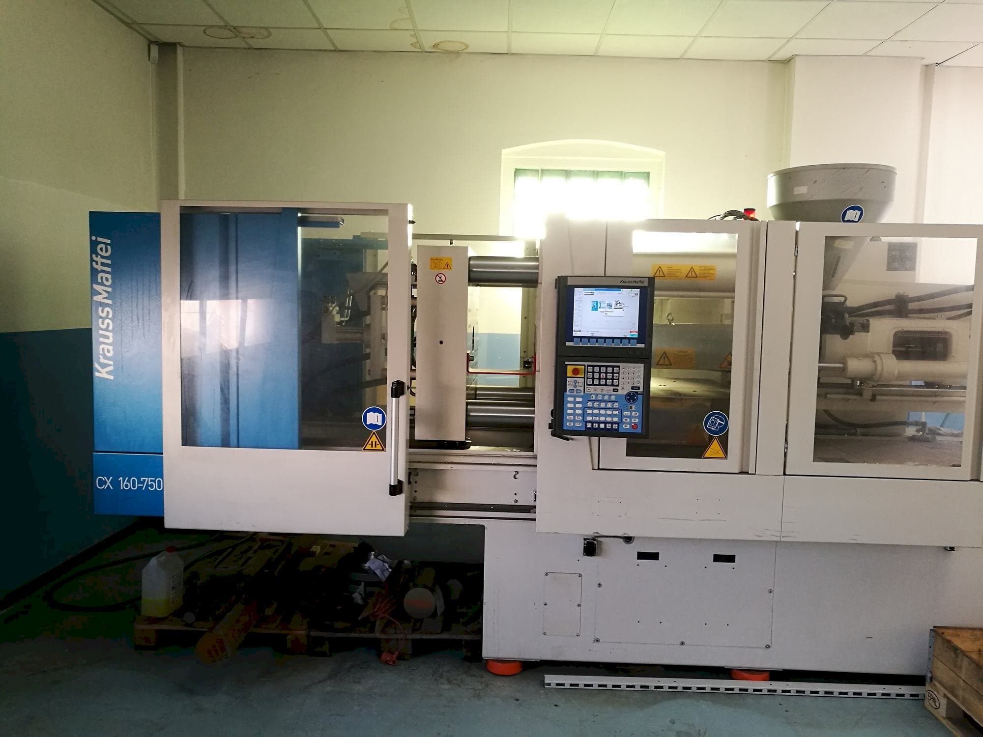 Vista frontal de la máquina Krauss Maffei KM 160-750 CX