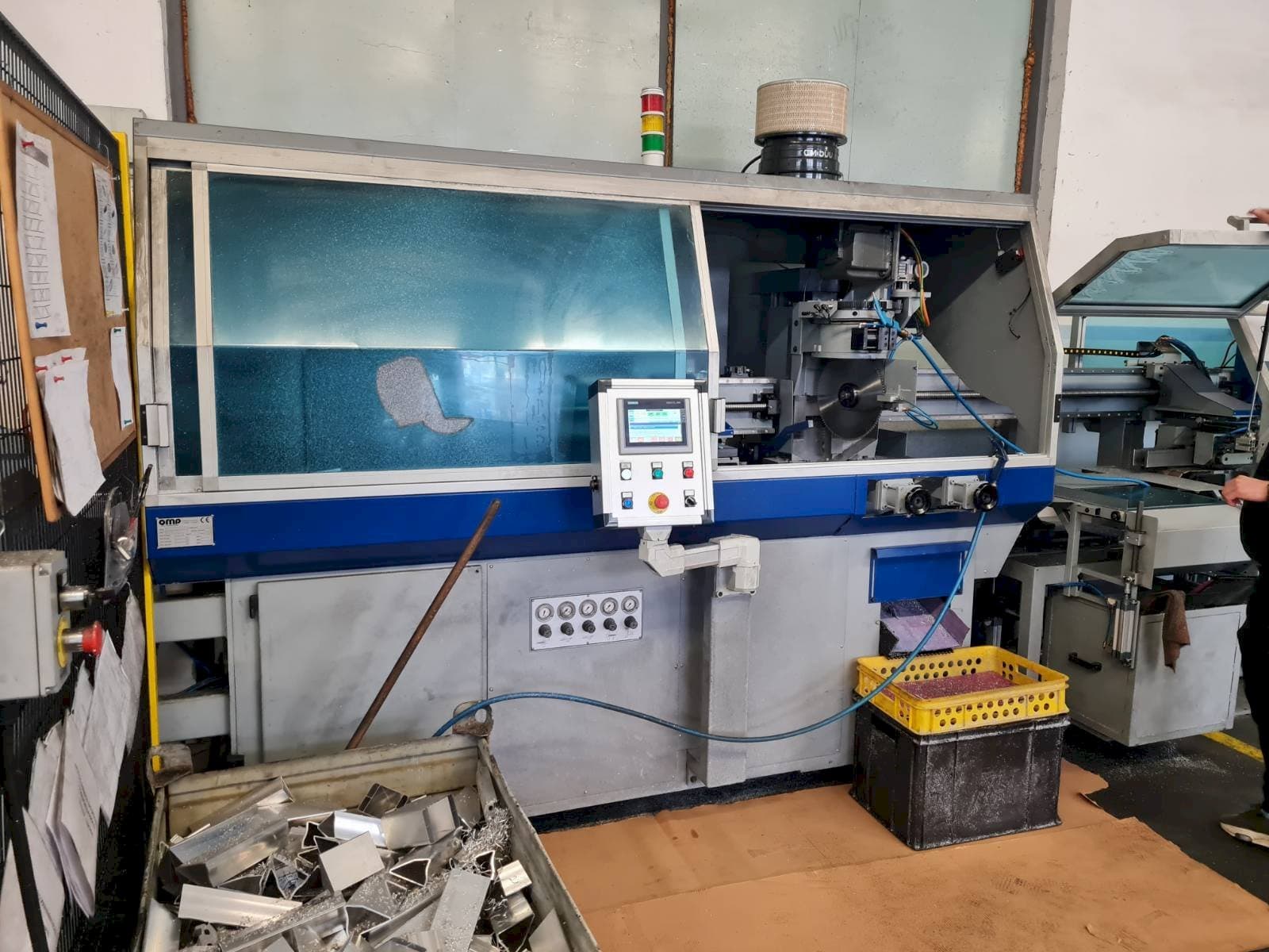 Vista frontal de la máquina OMP EURO 400 CMCNPRL