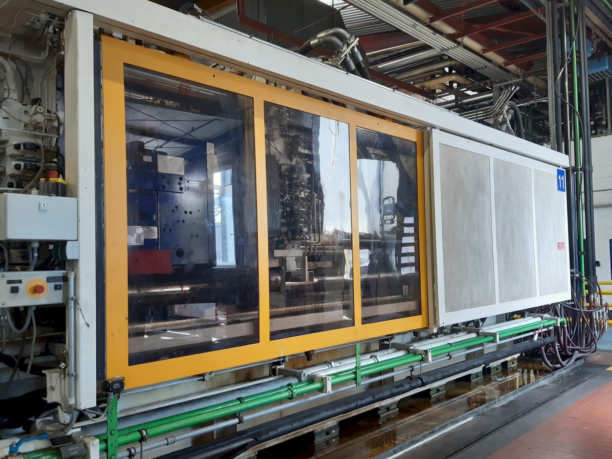 Vista frontal de la máquina Krauss Maffei 1300-8000 M