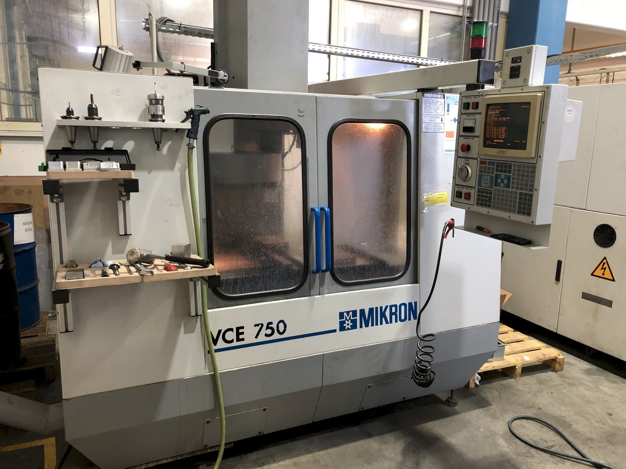 Vista frontal de la máquina MIKRON VCE 750