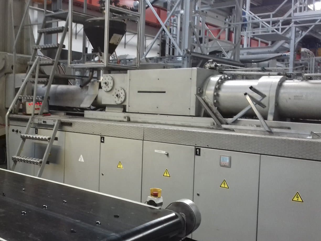 Vista lateral derecha de la máquina Krauss Maffei 650-4350 BM