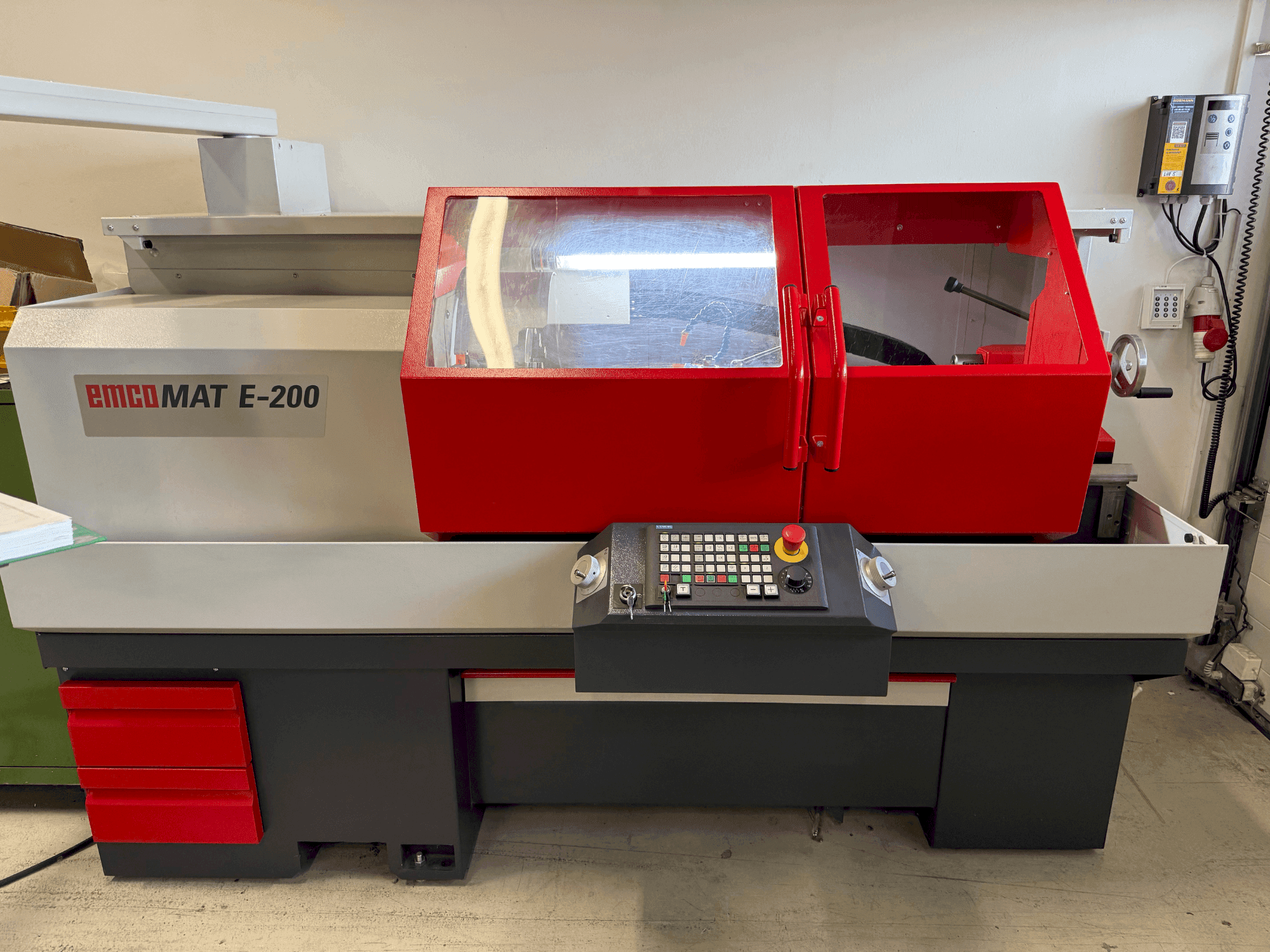 Vista frontal de la máquina EMCO Emcomat E-200