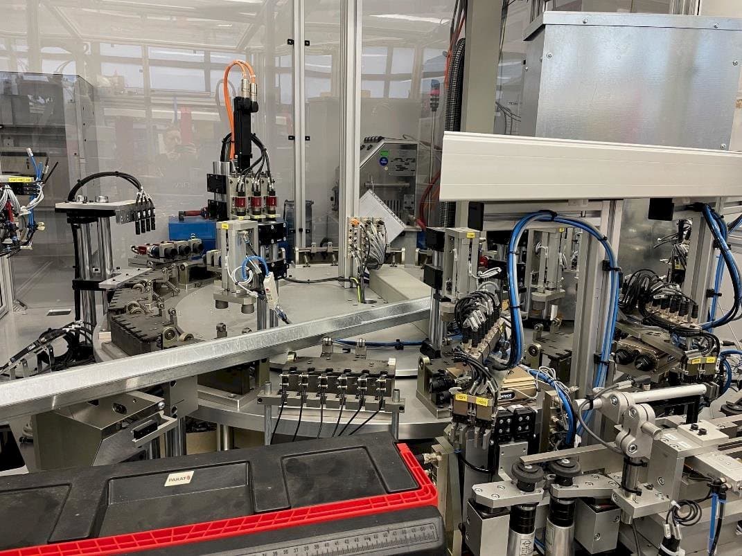 Vista frontal de la máquina TEAM AUTOMATION BERLIN Tattoo Needle Testing System