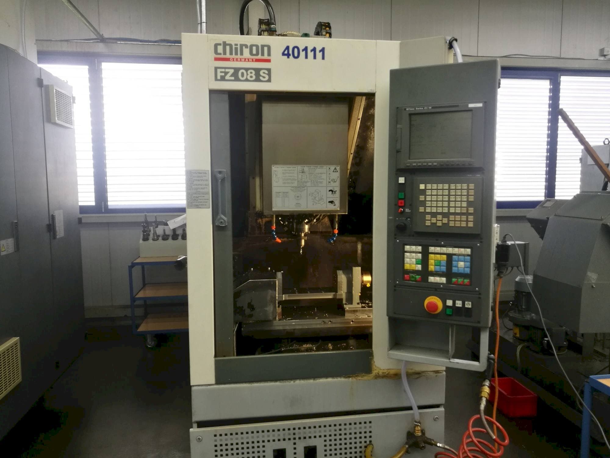 Vista frontal de la máquina CHIRON FZ08S