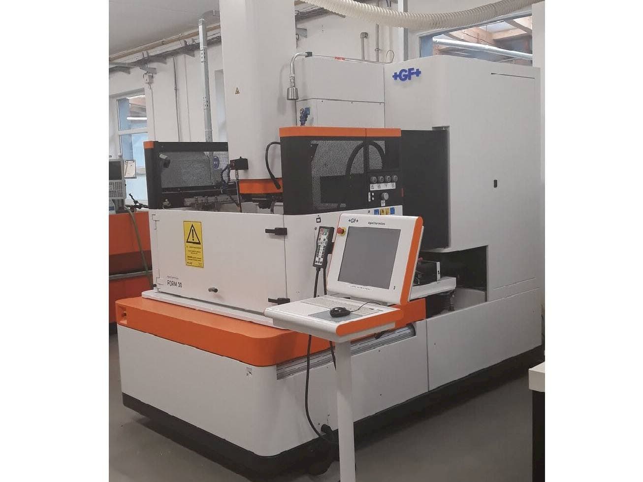 Vista frontal de la máquina AgieCharmilles Form 30