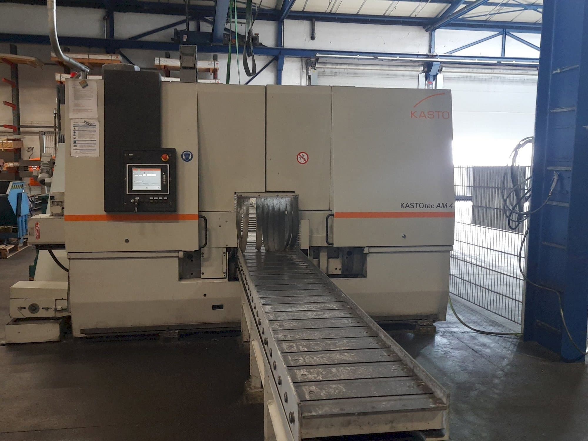 Vista frontal de la máquina KASTO tec AM 4