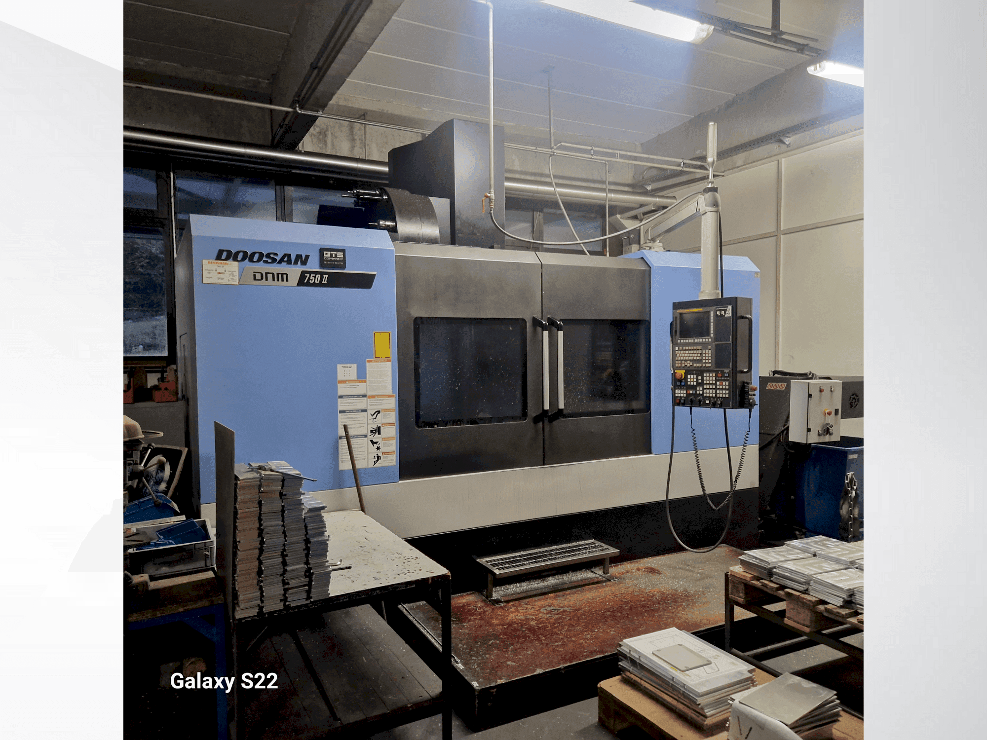 Vista frontal de la máquina DOOSAN DNM 750 II