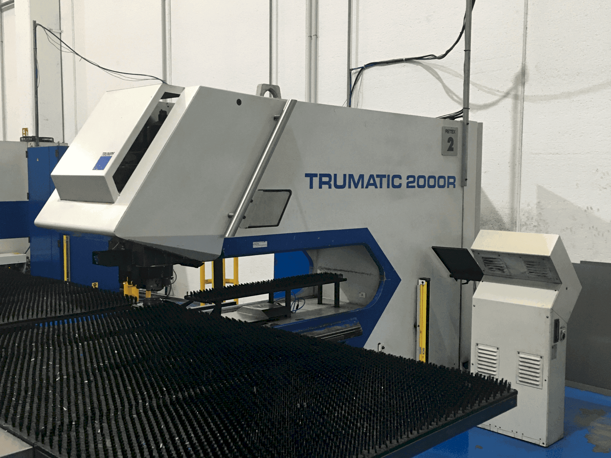 Vista frontal de la máquina TRUMPF TC2000R