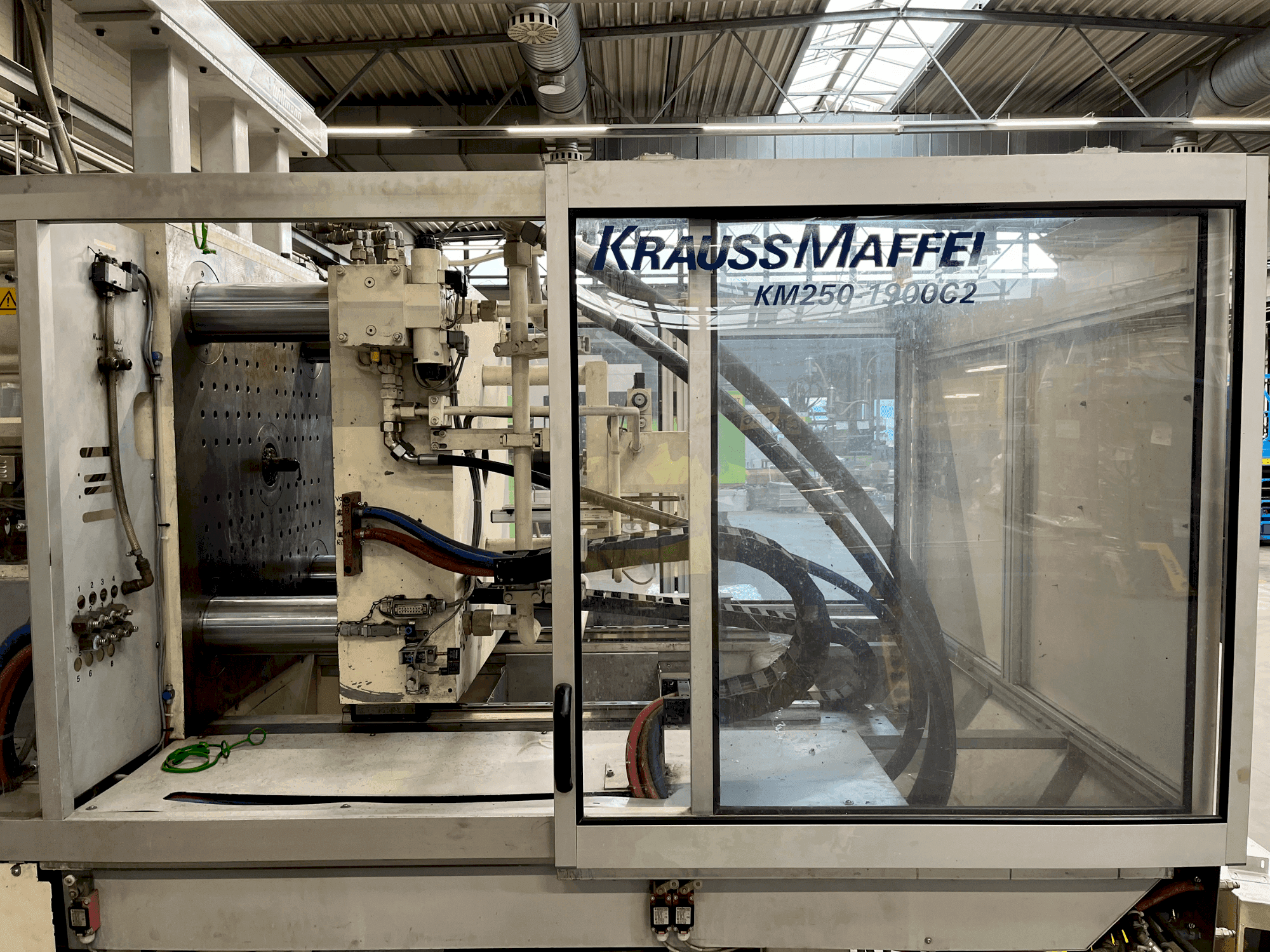 Vista frontal de la máquina Krauss Maffei 250-1900 C2