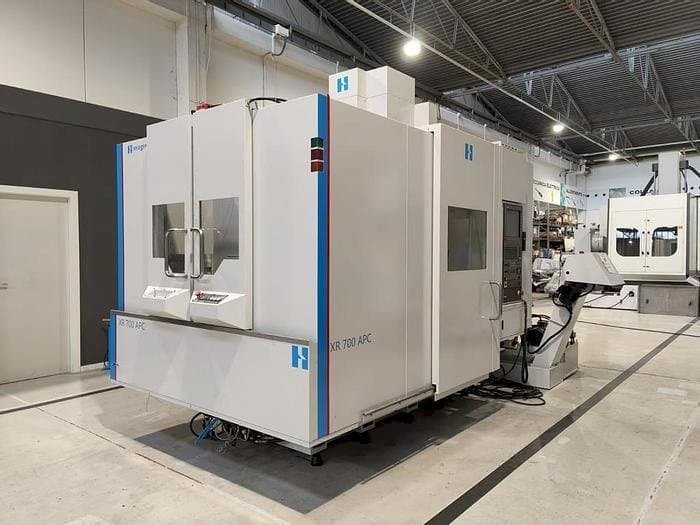 Vista frontal de la máquina Bridgeport XR-700 APC