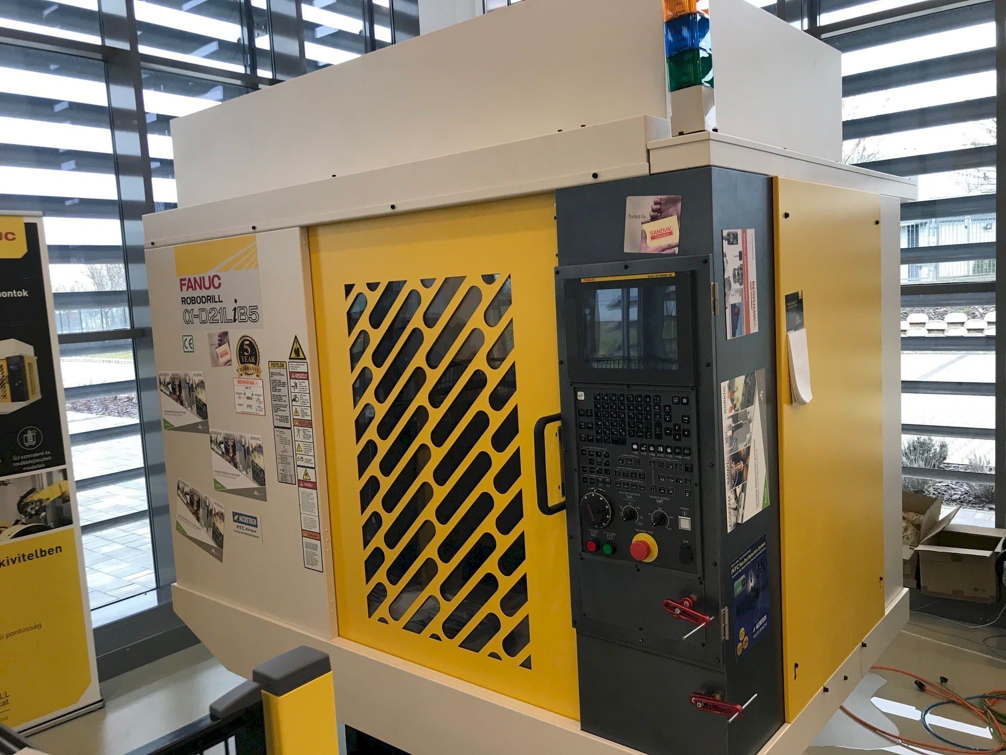 Vista frontal de la máquina FANUC Robodrill Alpha D21LIB5