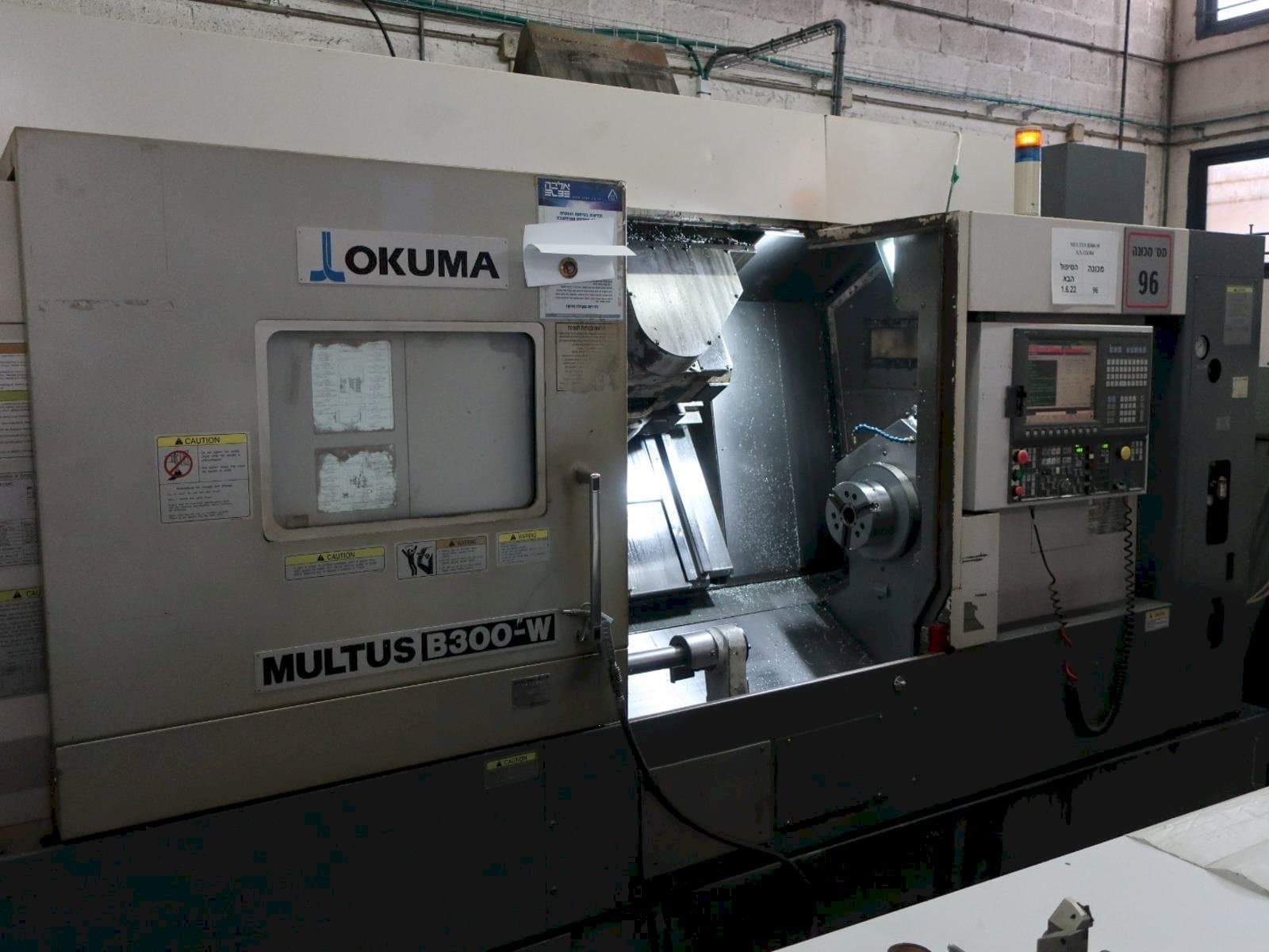Vista frontal de la máquina Okuma MULTUS B300-W
