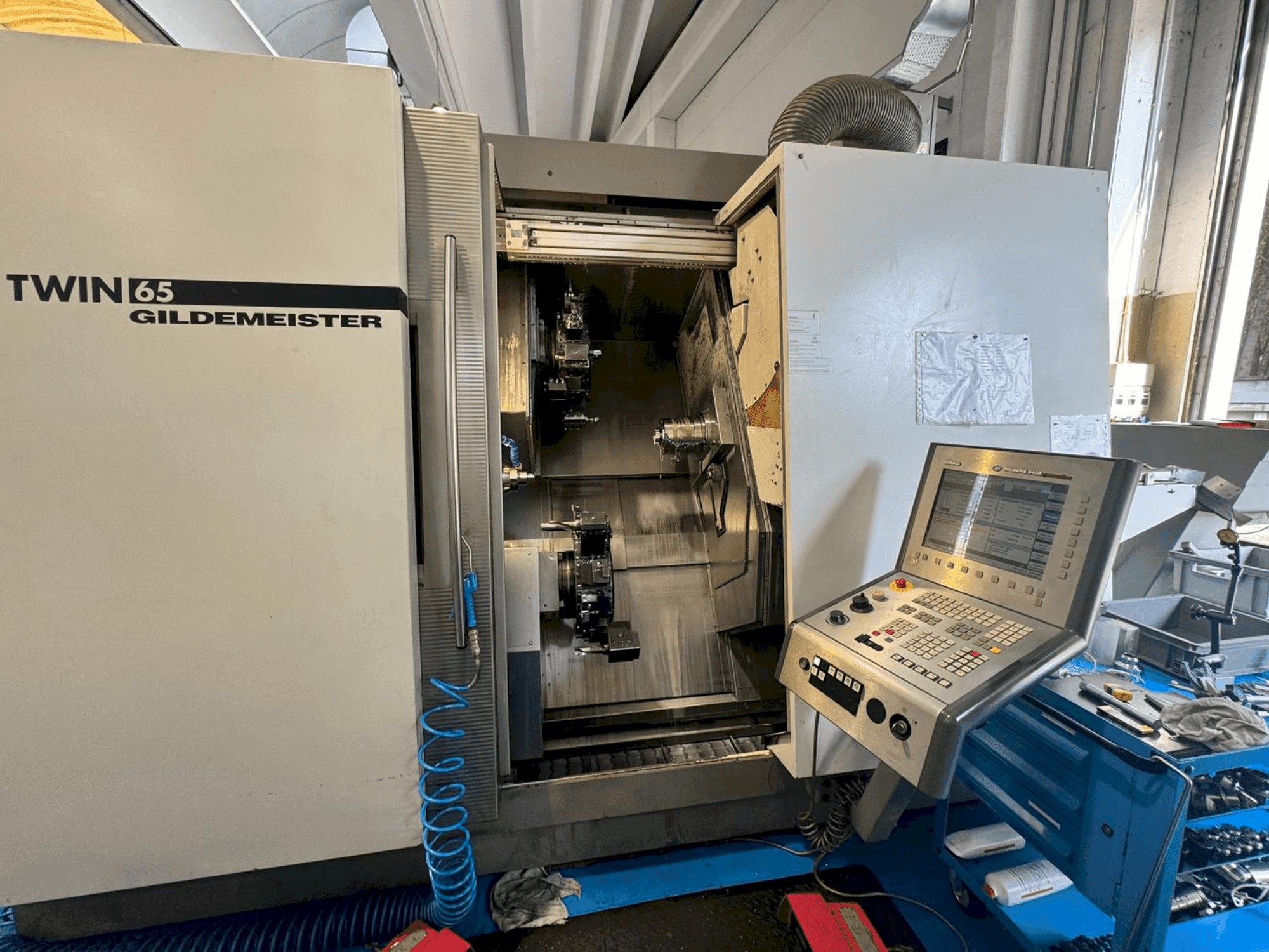 Vista frontal de la máquina Gildemeister Twin 65
