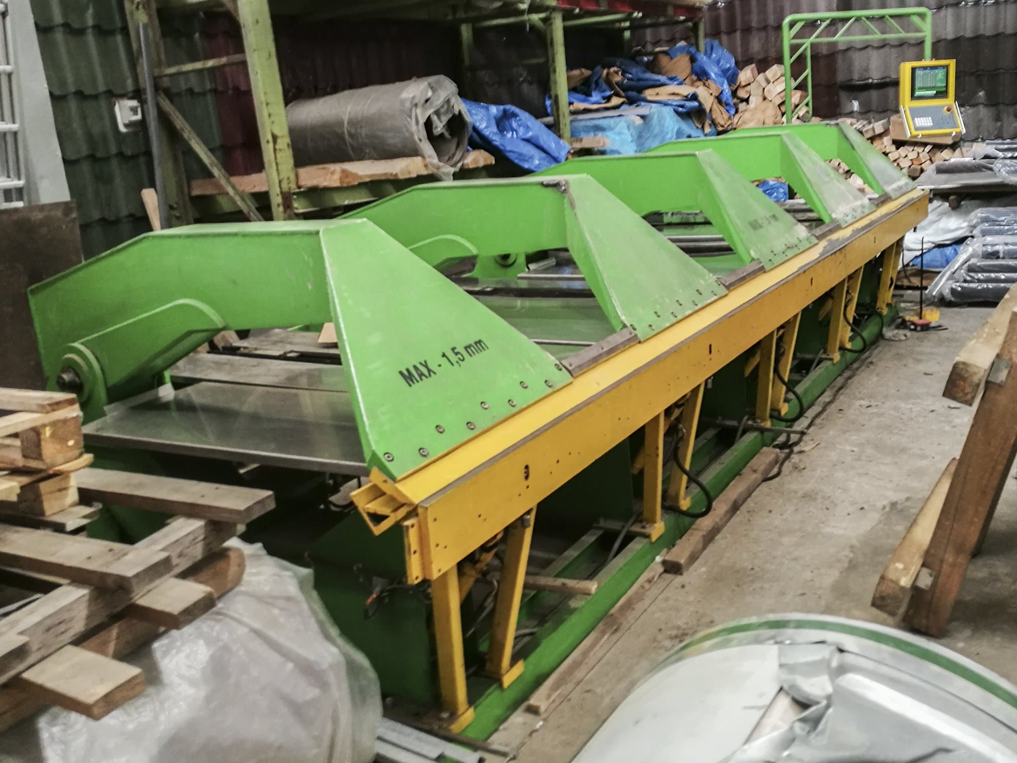 Vista izquierda de la máquina BUD-MASZ ZAGINARKA