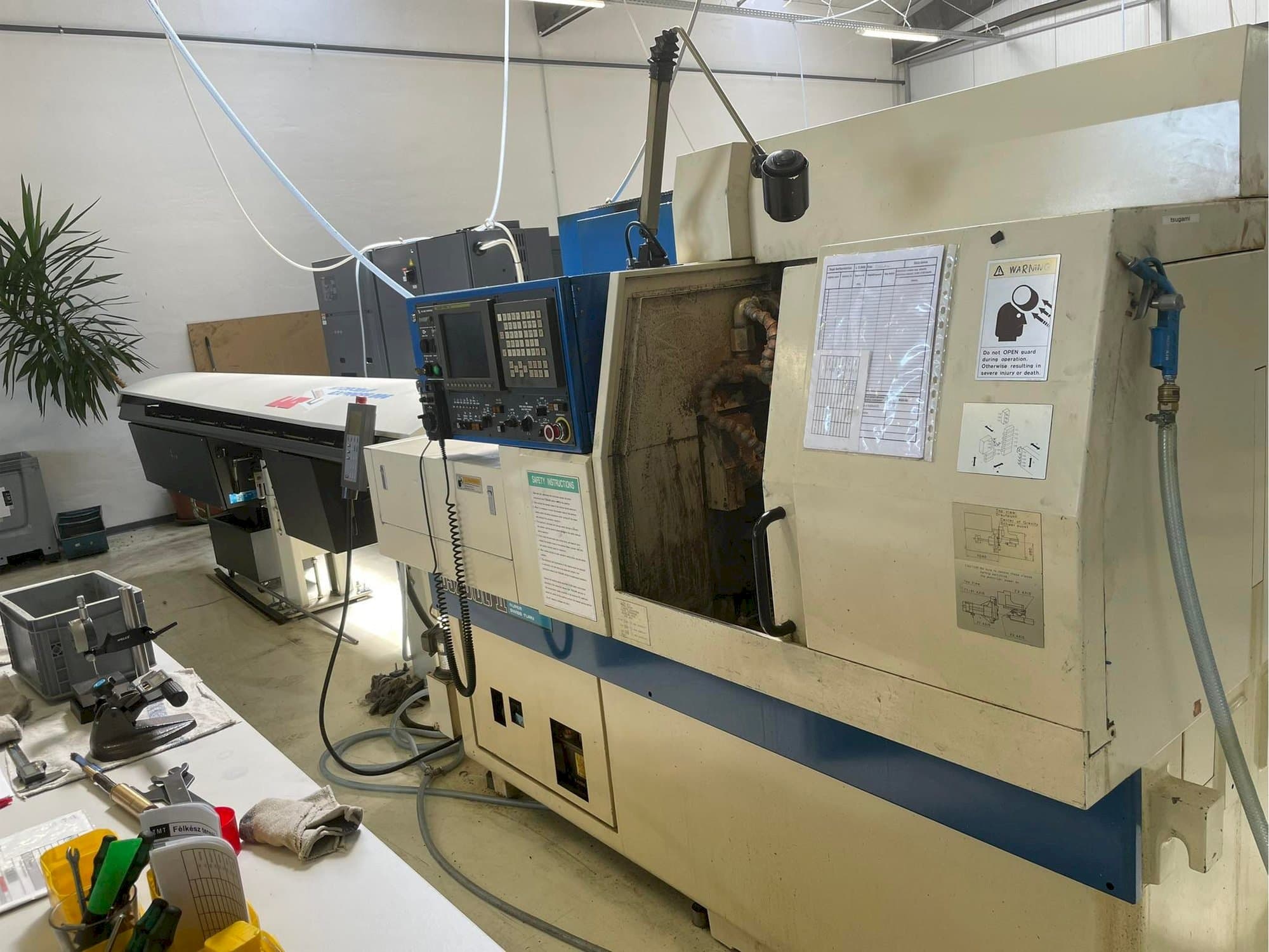 Vista lateral derecha de la máquina TSUGAMI BS20-II