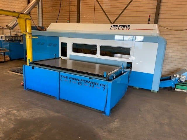 Vista frontal de la máquina Finn-Power FPL6-BL