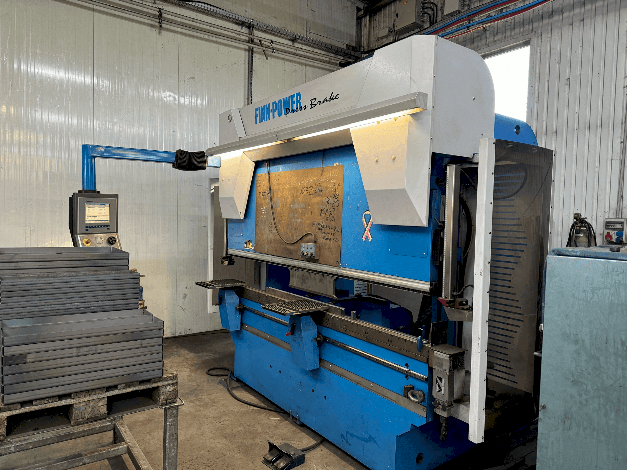 Vista frontal de la máquina Finn-Power B80.2550