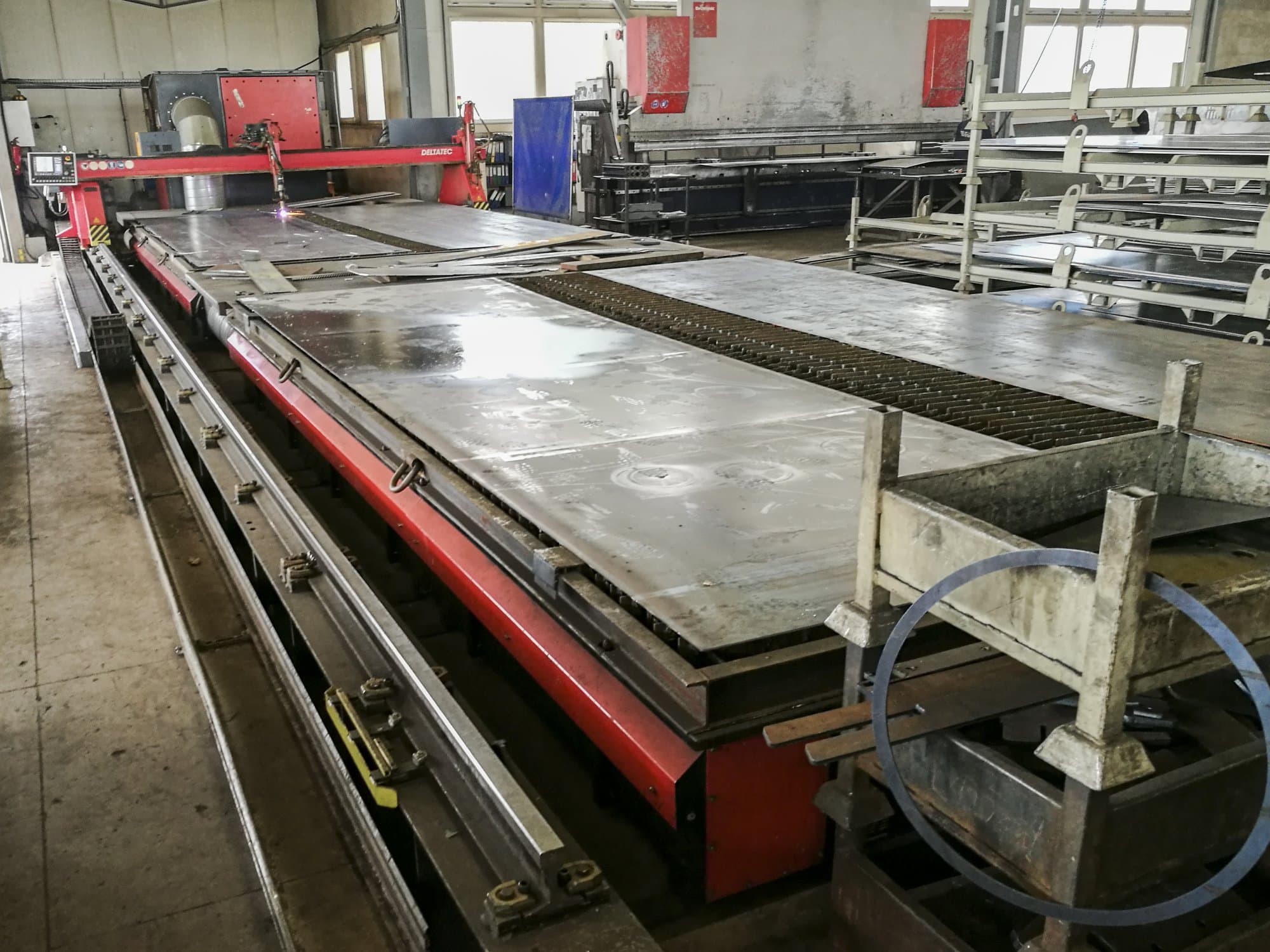 Vista izquierda de la máquina KOIKE DELTATEC