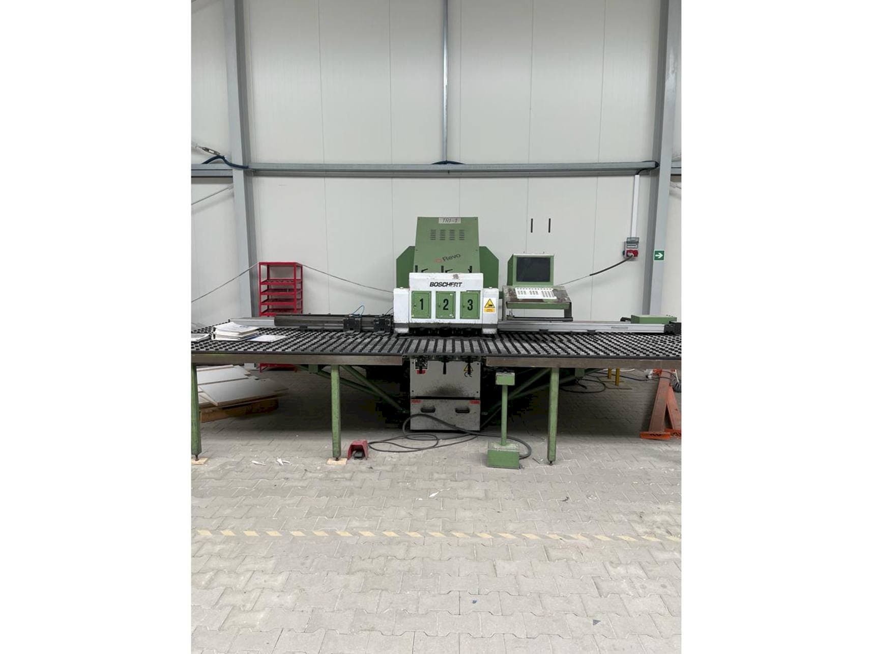 Vista frontal de la máquina BOSCHERT TRI 1250 CNC Z