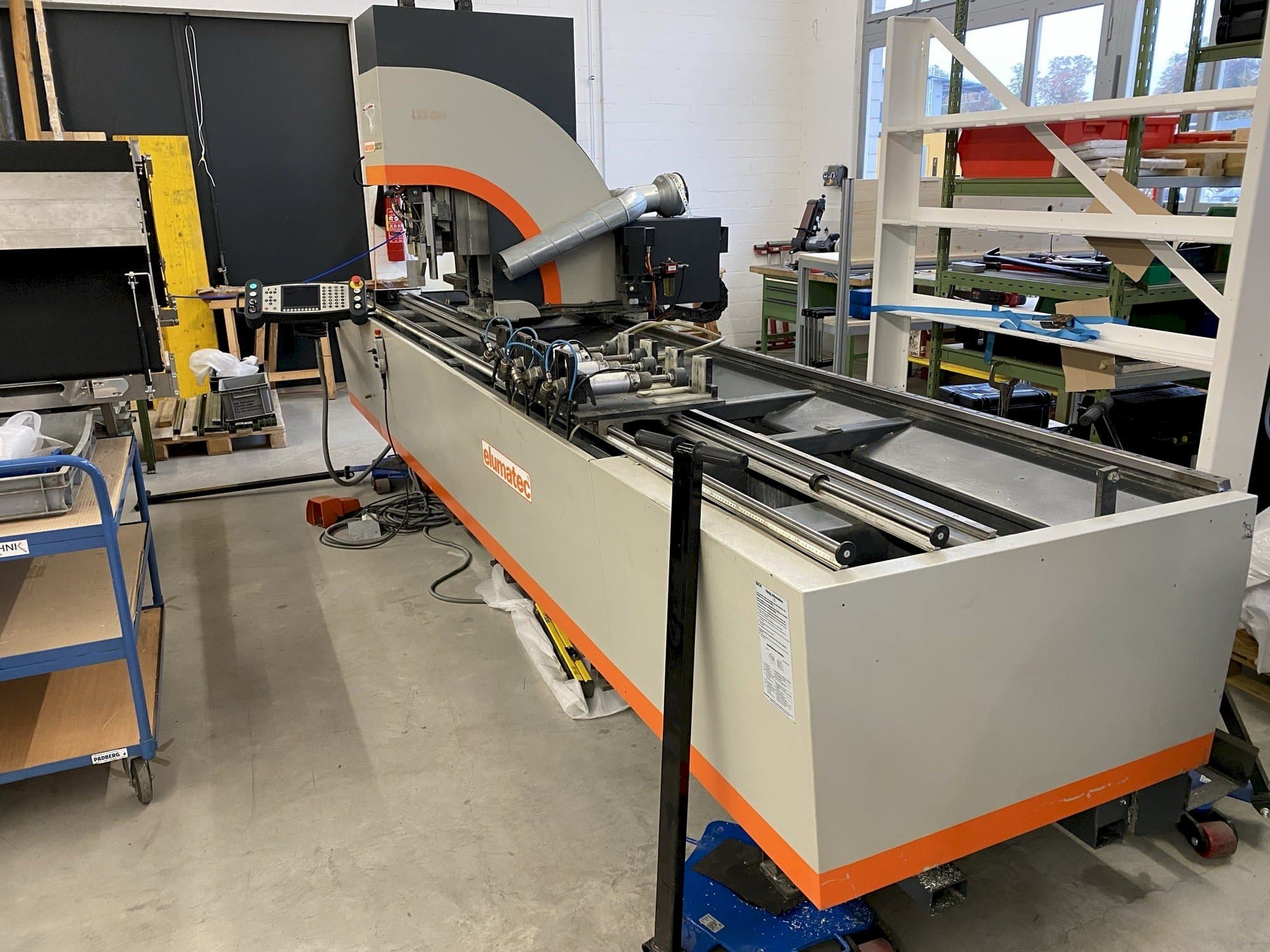 Vista frontal de la máquina Elumatec SBZ 122/3