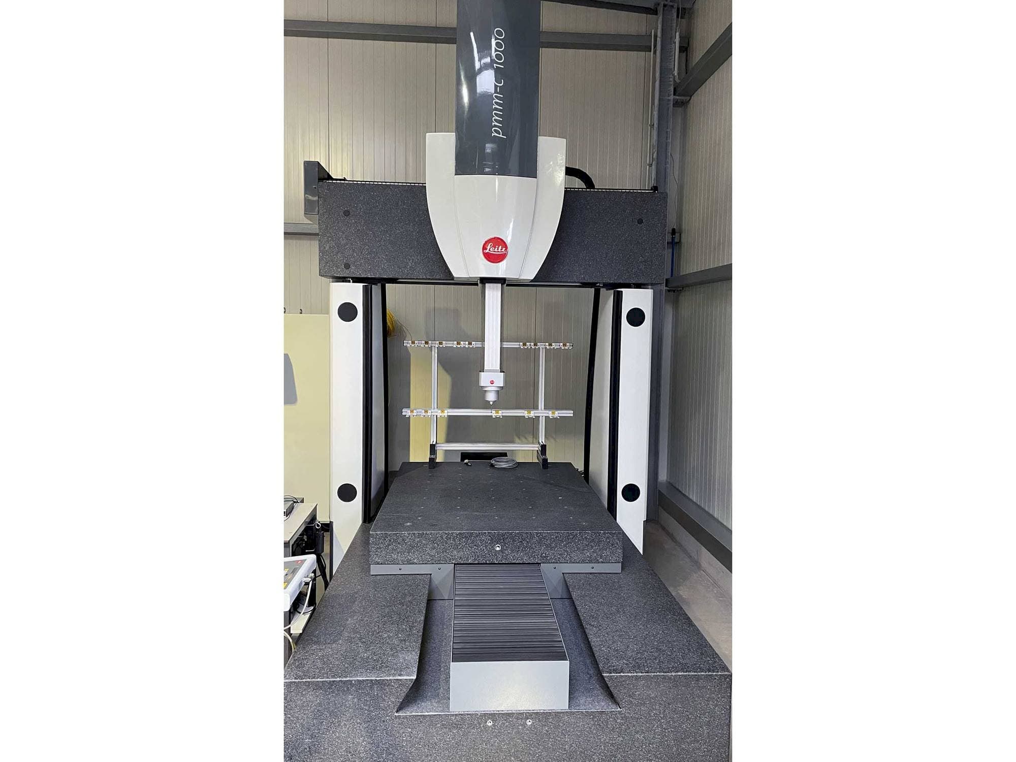 Vista frontal de la máquina Hexagon PMM-C 1000