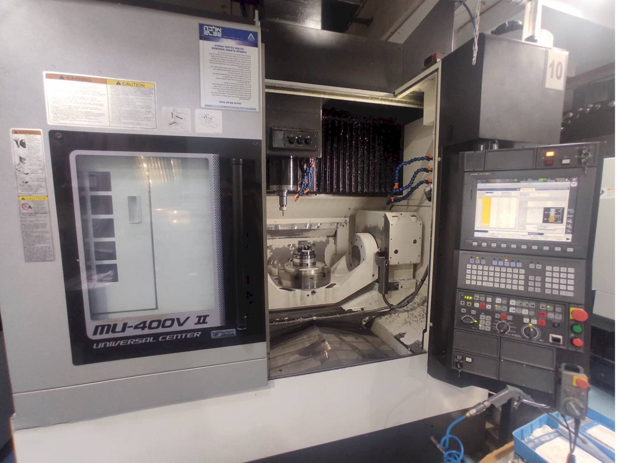 Vista frontal de la máquina Okuma MU-400V-II