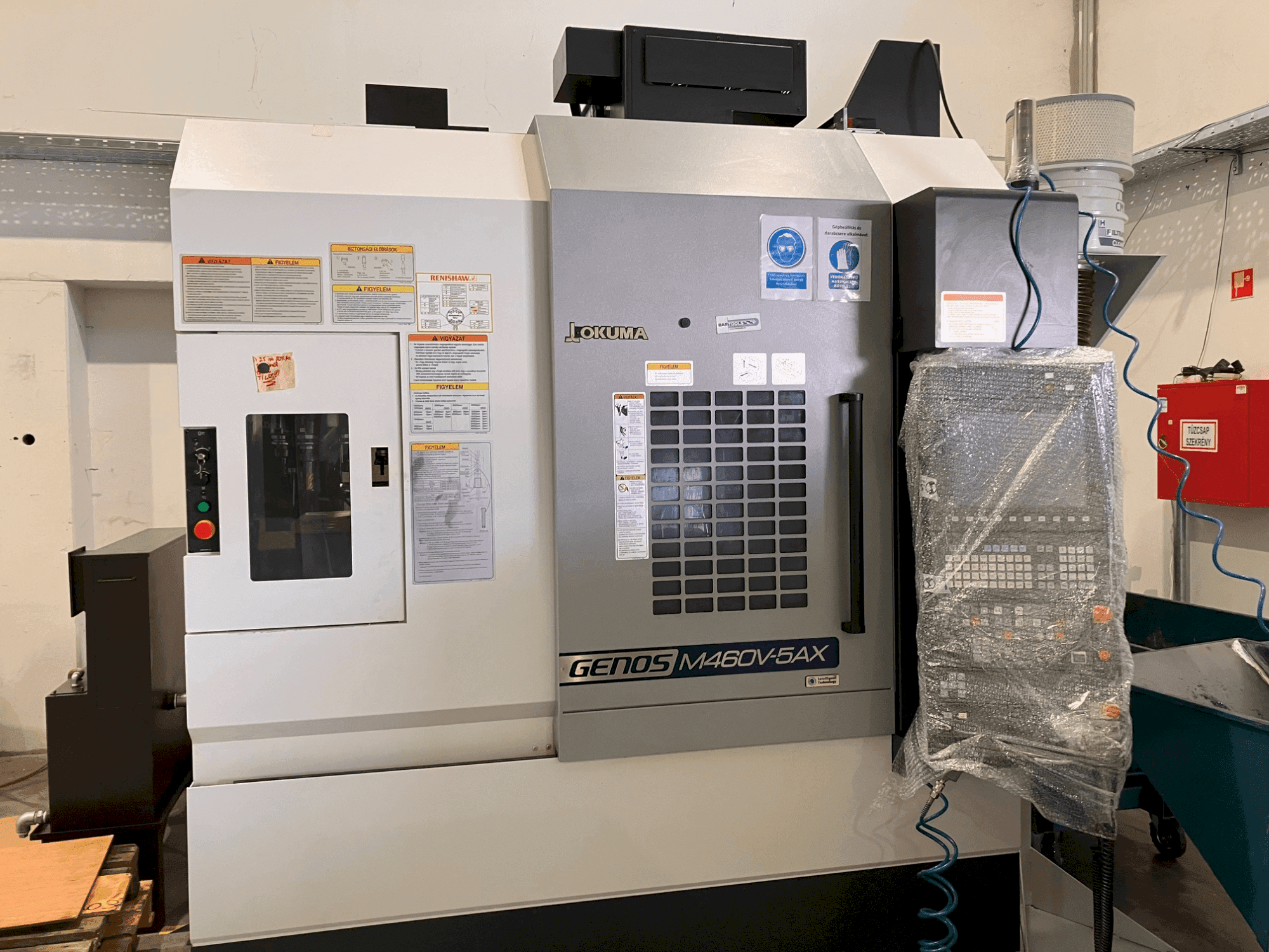 Vista frontal de la máquina Okuma GENOS M460V-5AX