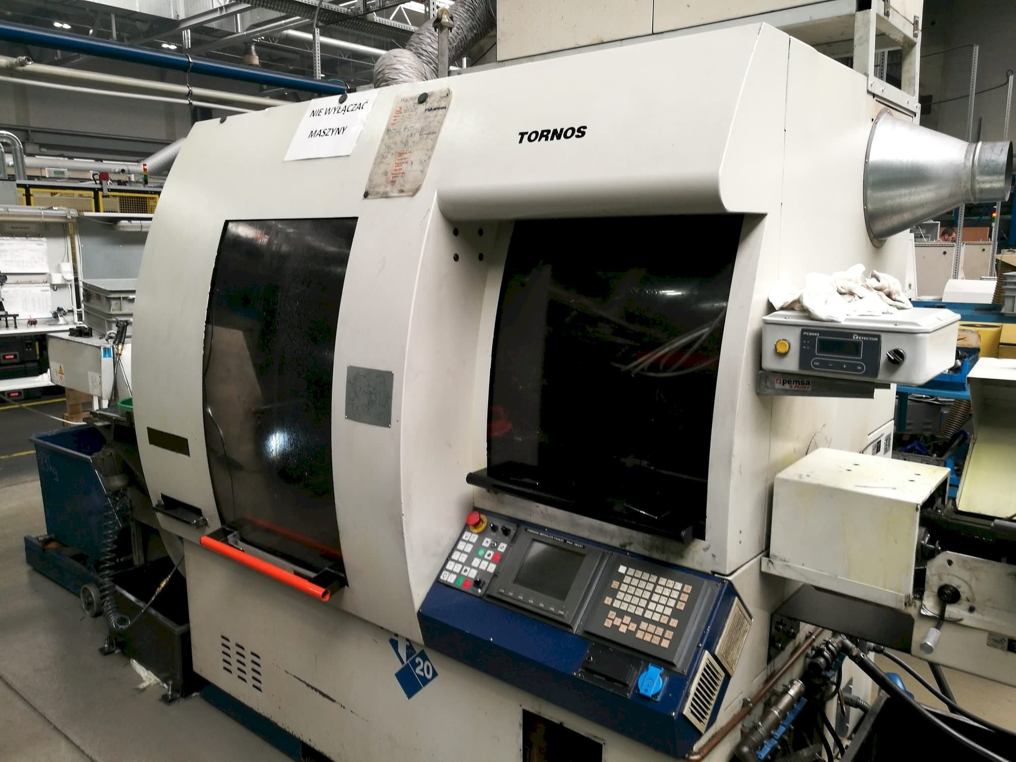 Vista frontal de la máquina Tornos Deco-2000/20