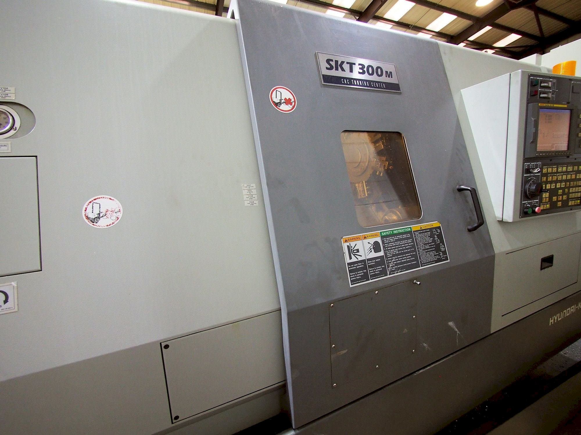 Vista frontal de la máquina Hyundai Kia SKT 300M