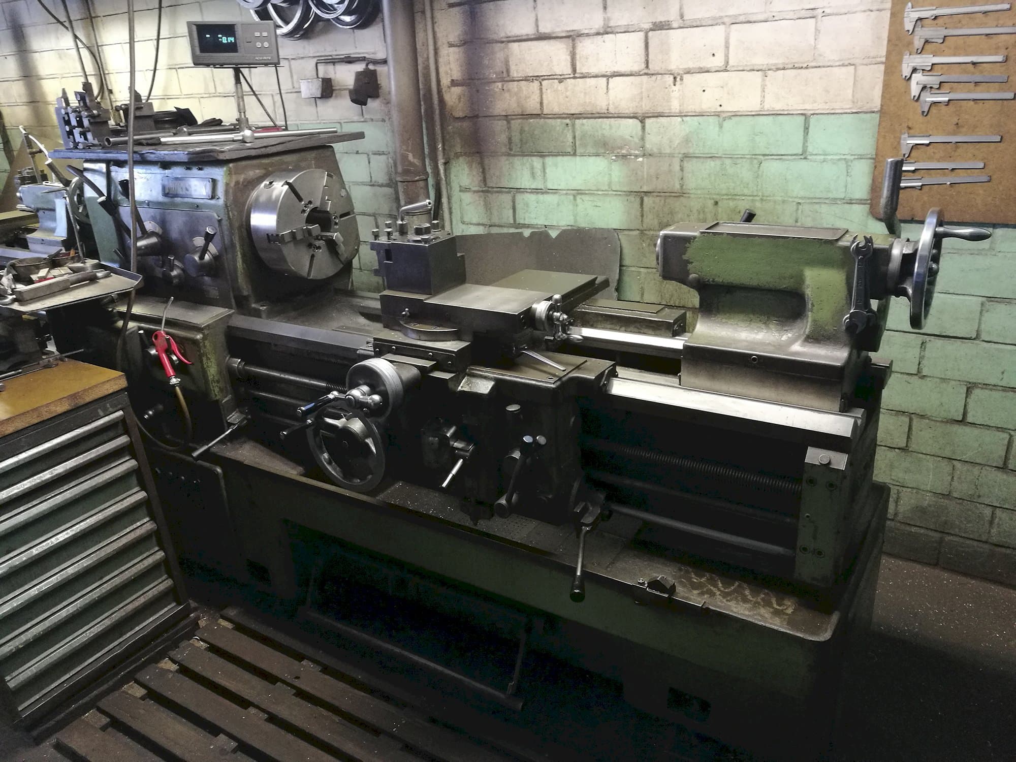 Vista derecha de la máquina MORI SEIKI MR 1000