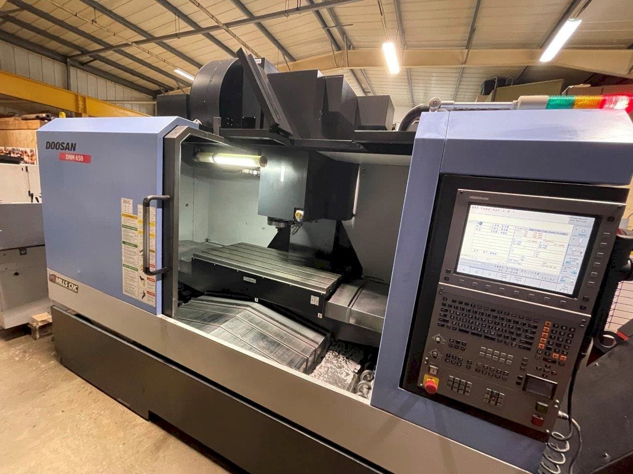 Vista frontal de la máquina Doosan DNM650