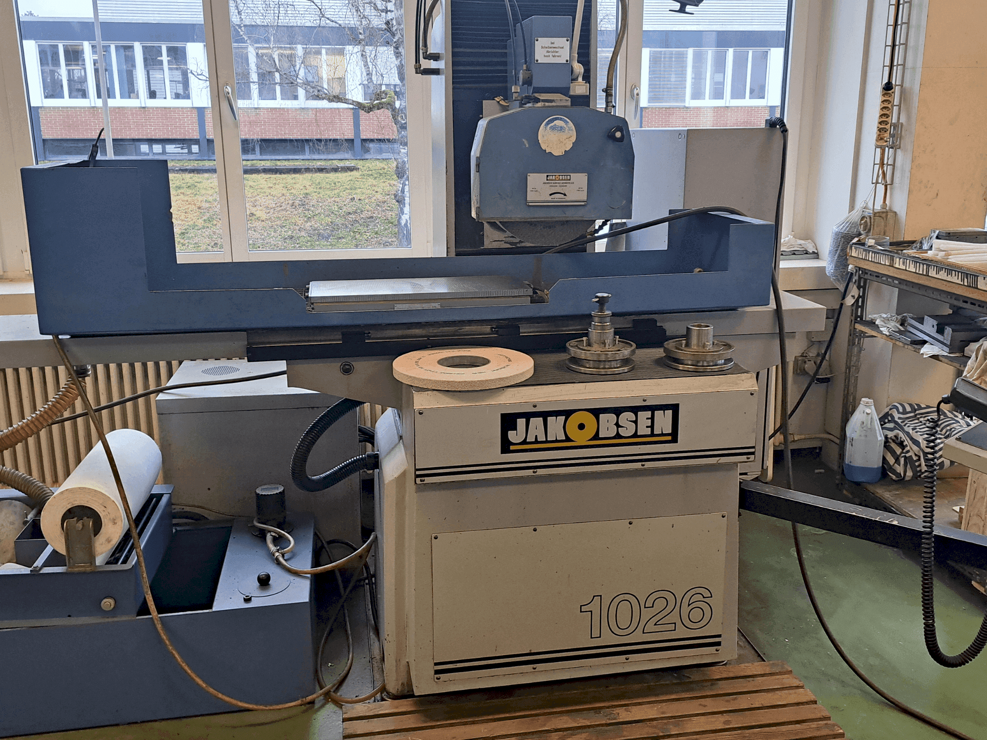 Vista frontal de la máquina JAKOBSEN AC-1026