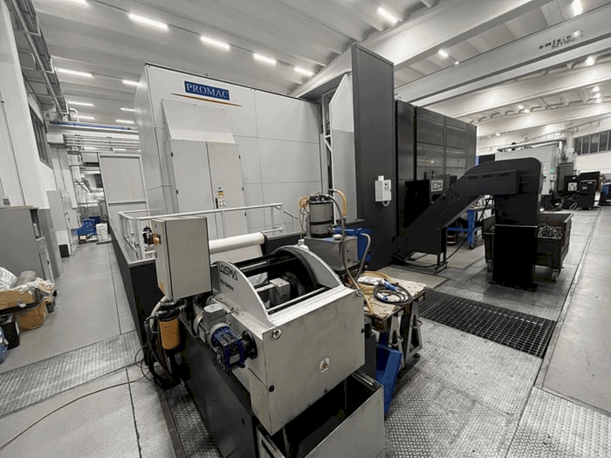 Vista frontal de la máquina PROMAC ETESIAN HMC. A PORTALE