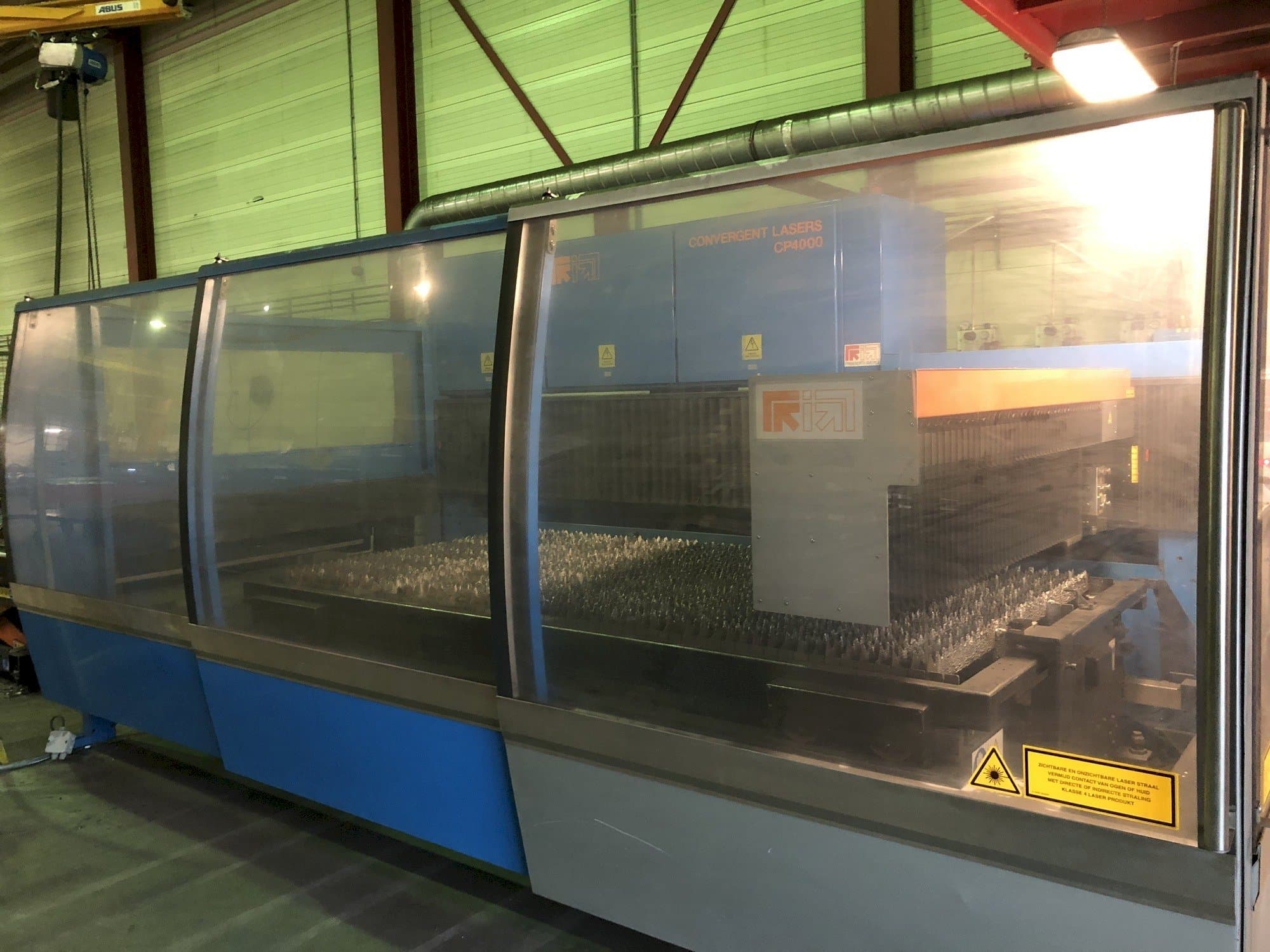 Vista frontal de la máquina Prima Power Platino CP4000