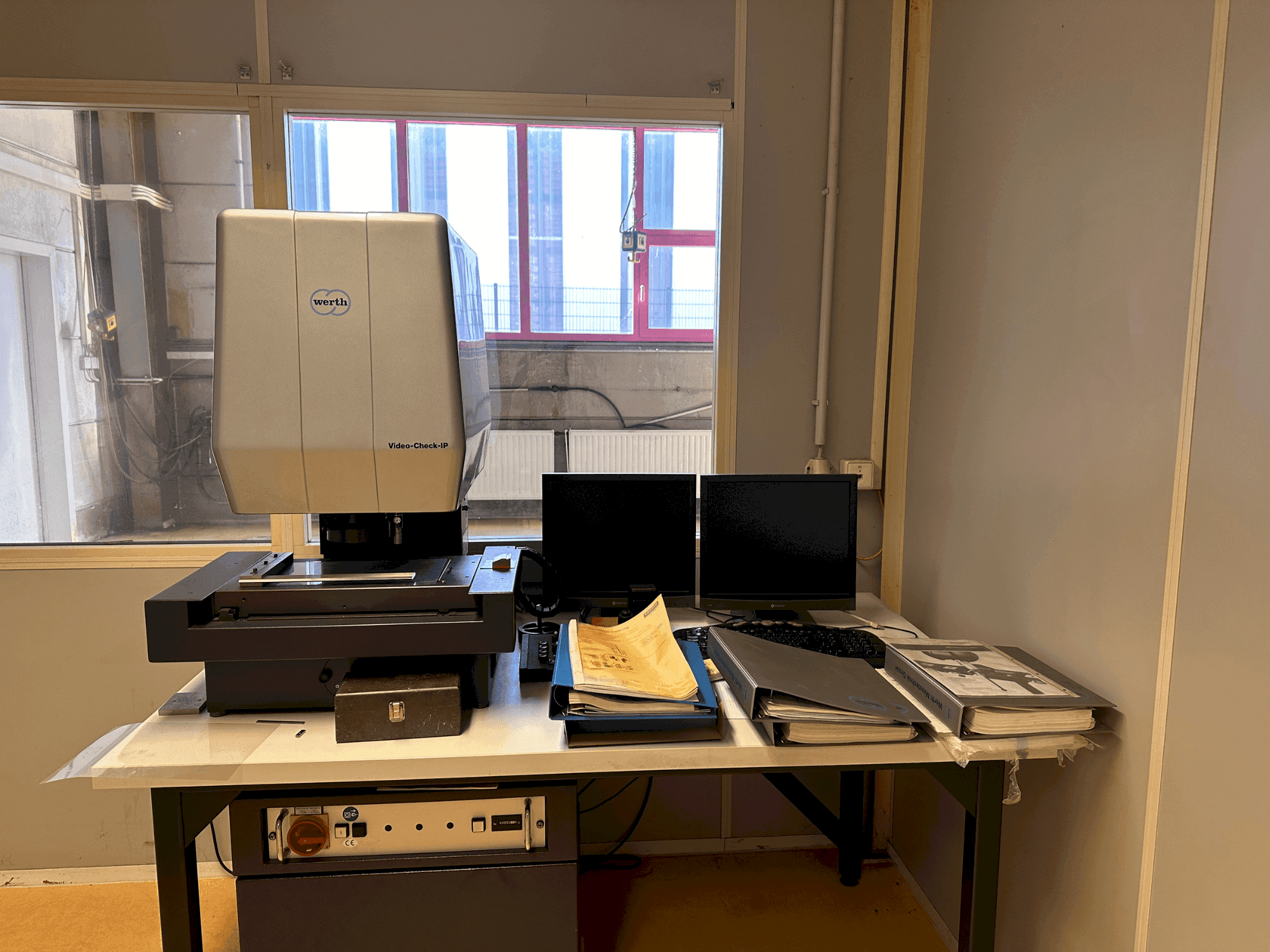 Vista frontal de la máquina Werth Video-Check IP 250x125 3D CNC