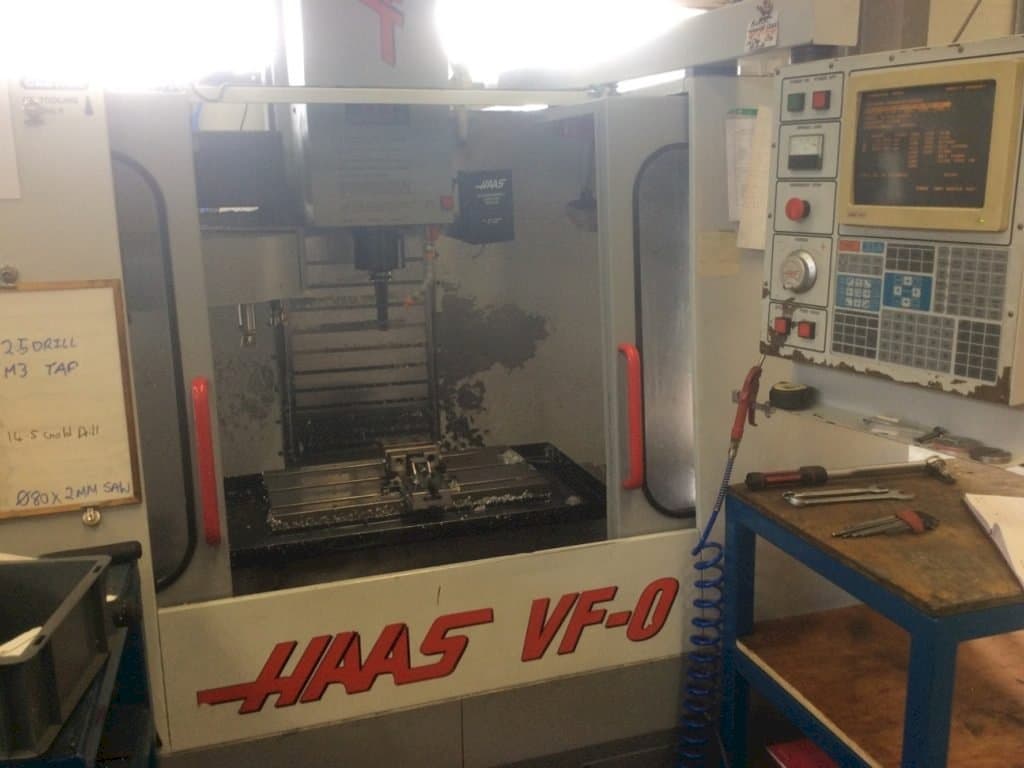 Vista frontal de la máquina HAAS VF-0