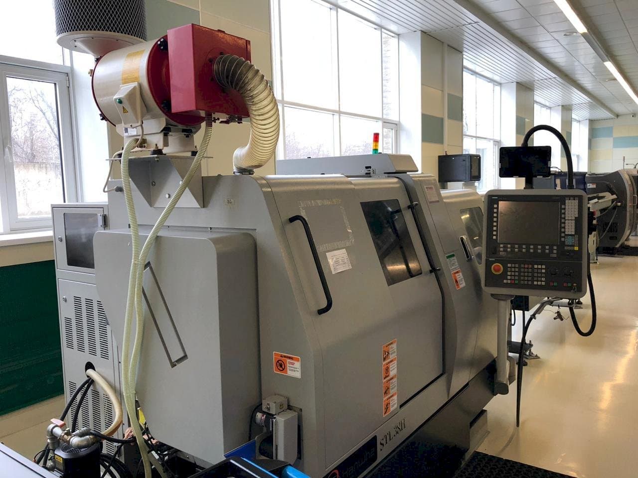 Vista frontal de la máquina Hanwha STL 38H