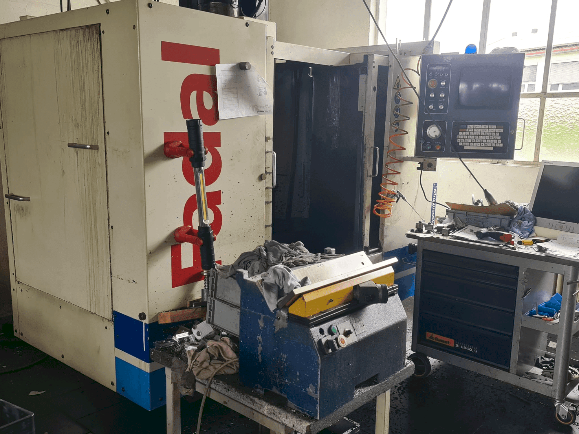 Vista frontal de la máquina FADAL 910