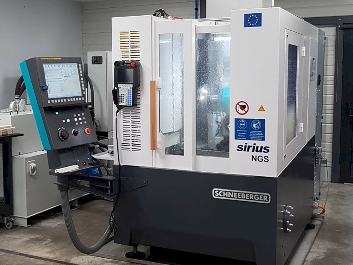 Vista frontal de la máquina Schneeberger SIRIUS NGS