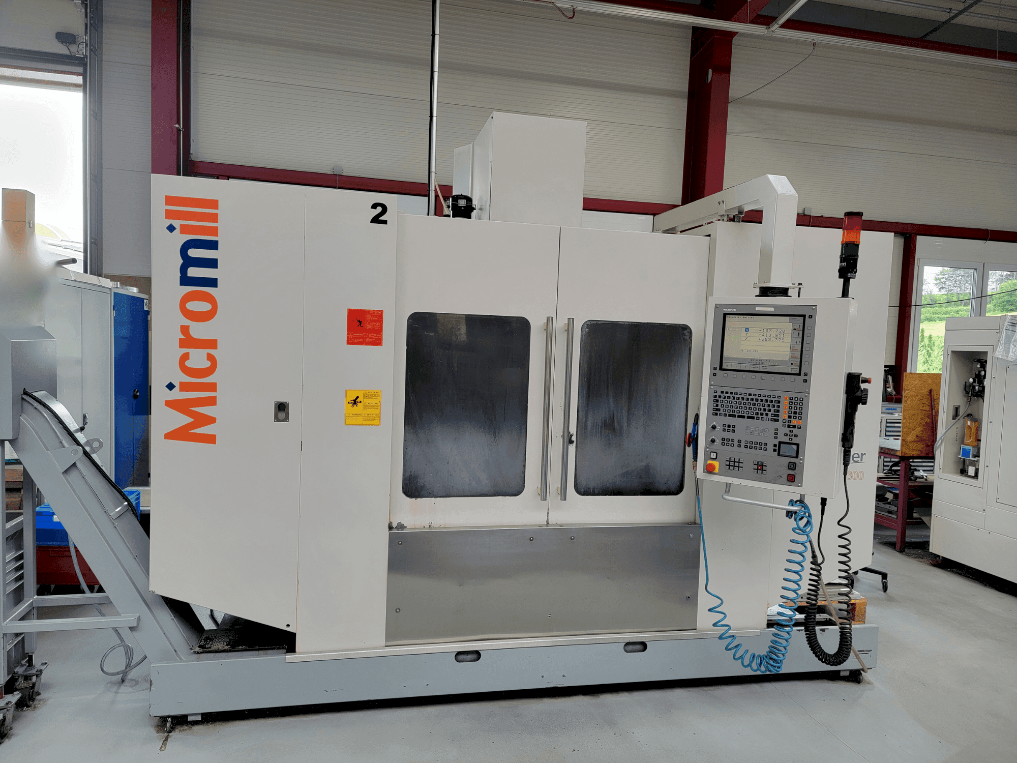 Vista frontal de la máquina BUFFALO Micromill VMC 1300