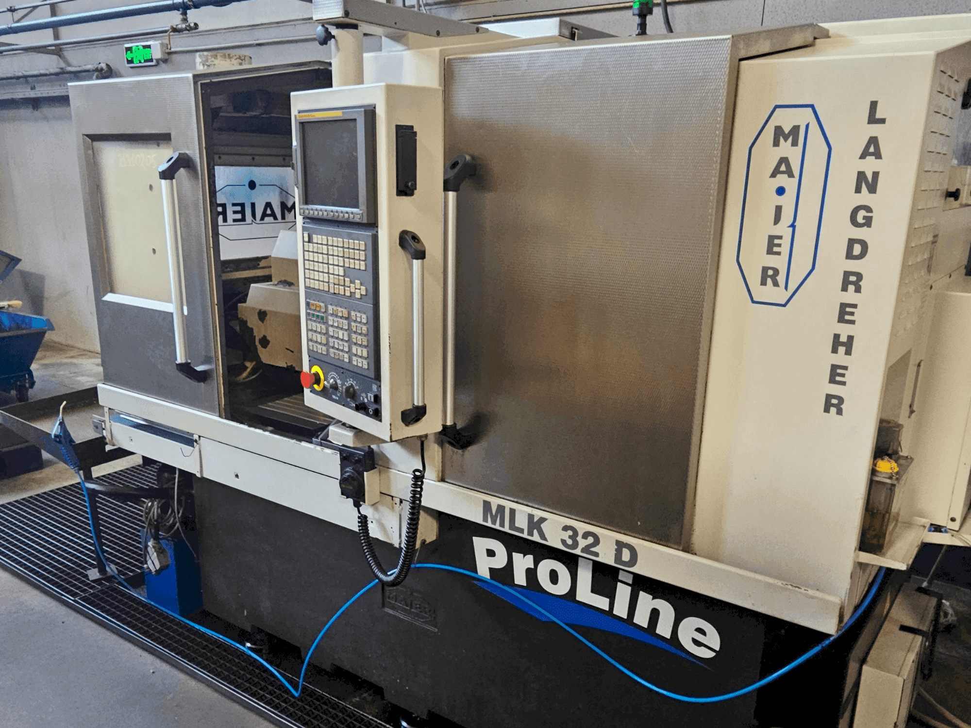 Vista frontal de la máquina Maier MLK 32D