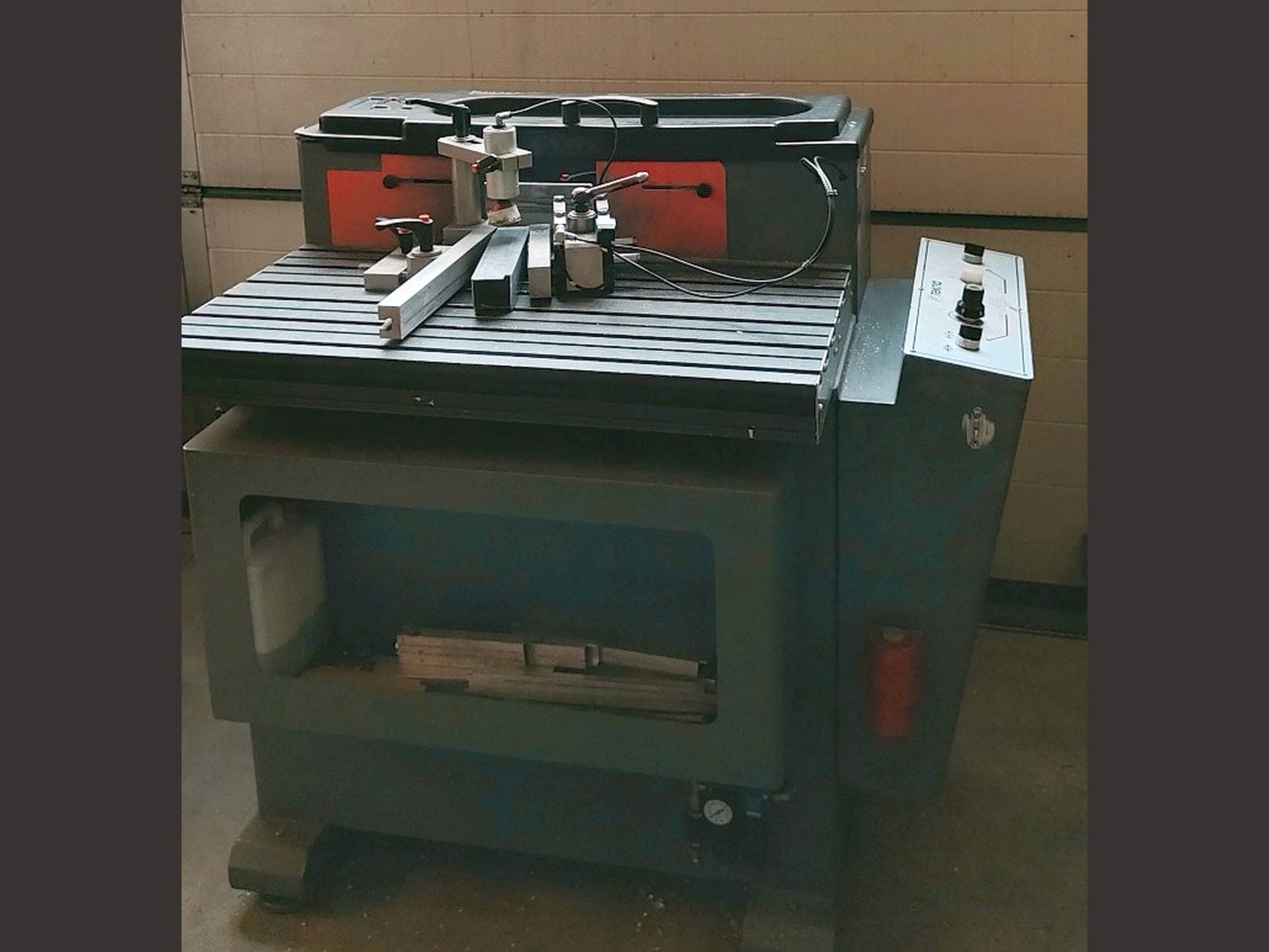 Vista lateral izquierda de la máquina Tekna TK661