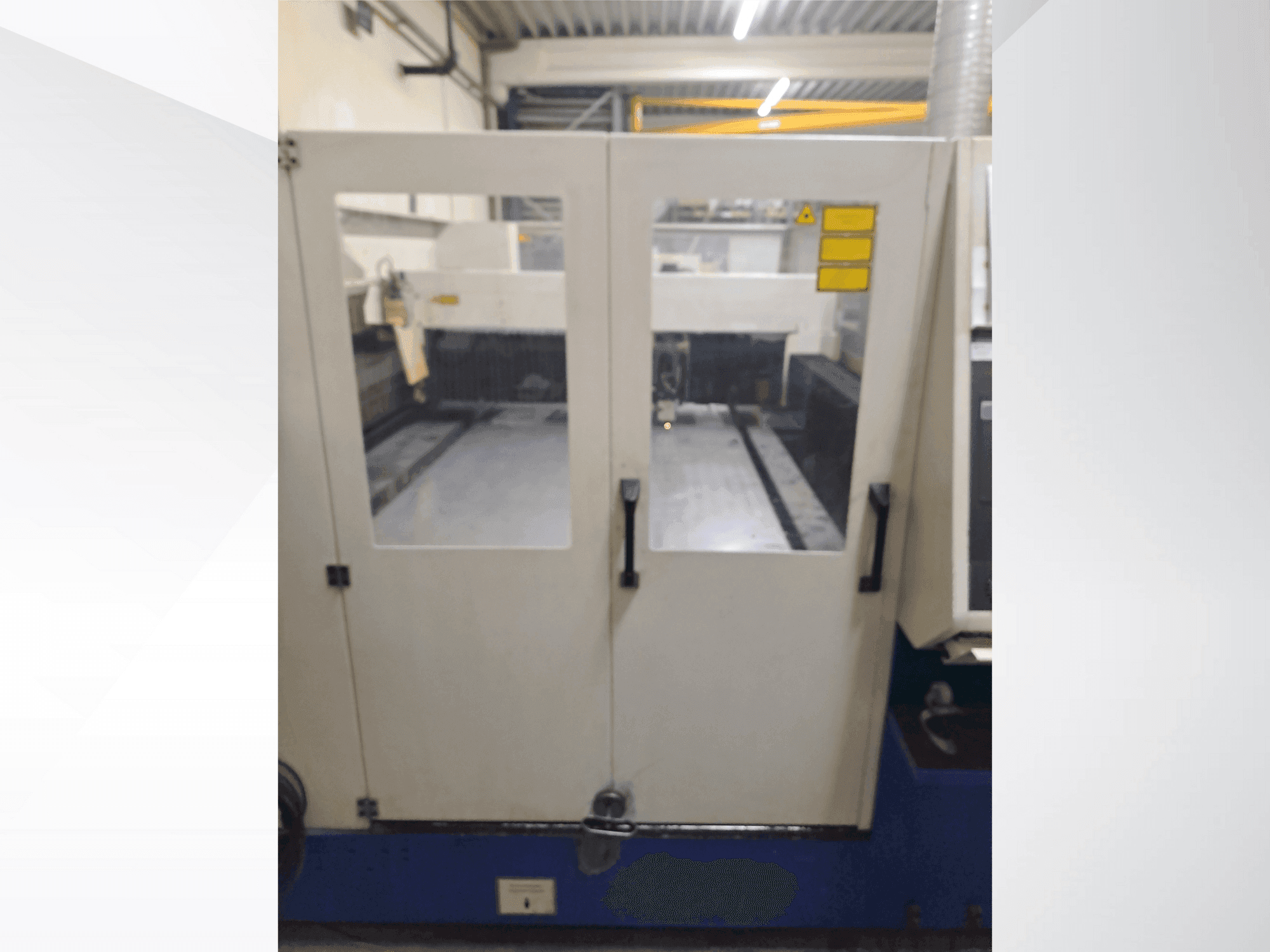 Vista frontal de la máquina TRUMPF TRUMATIC 3030