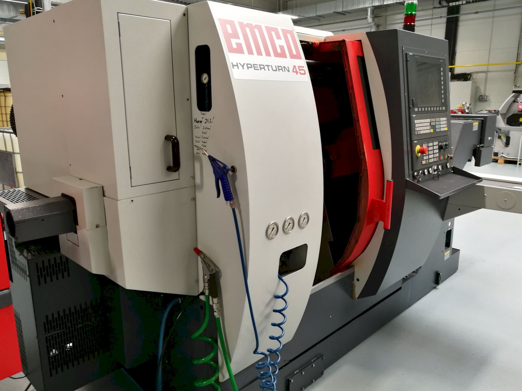 Vista izquierda de la máquina EMCO HYPERTURN 45