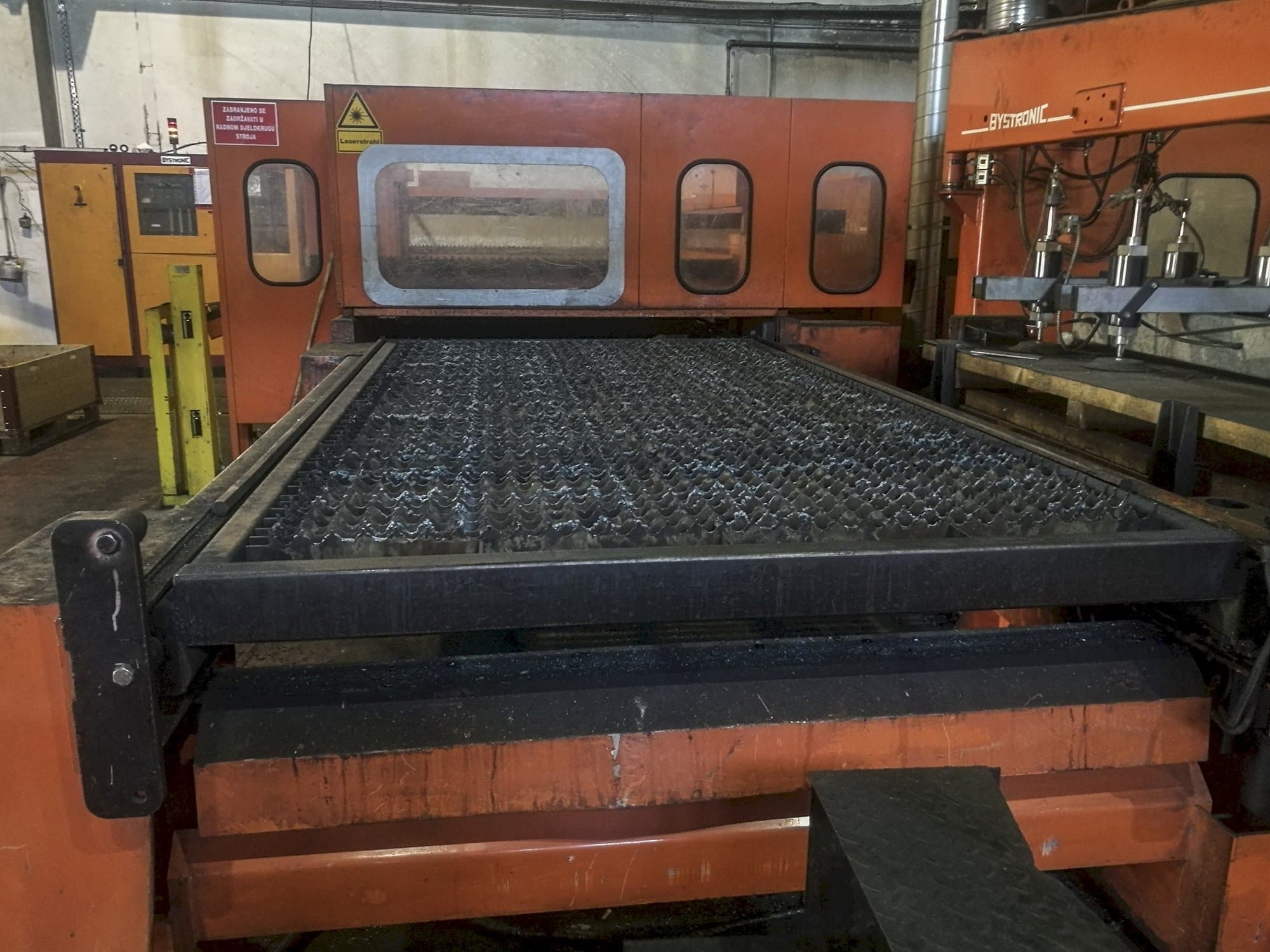 Vista frontal de la máquina Bystronic Bystar 3015