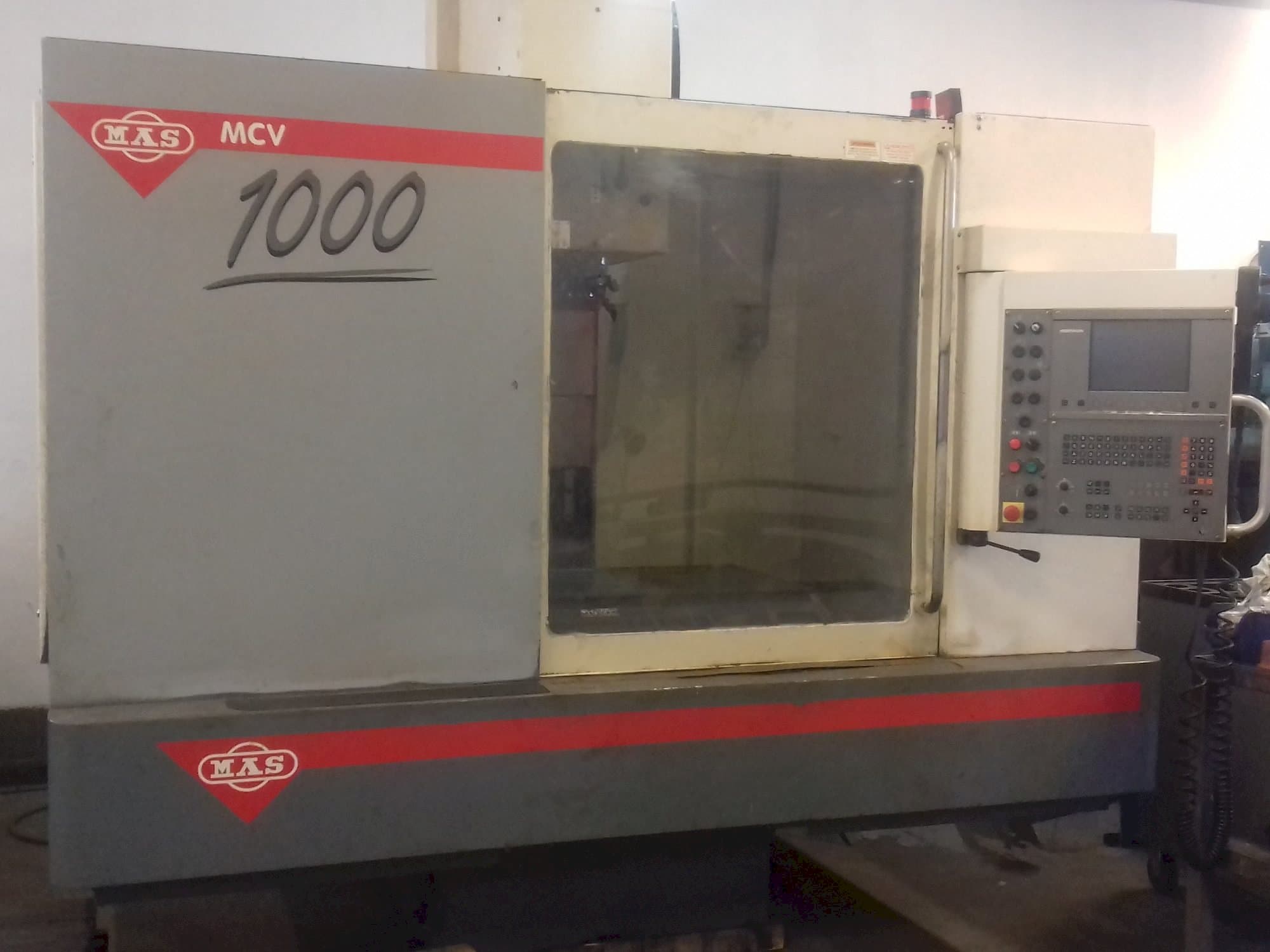 Vista frontal de la máquina KOVOSVIT MAS MCV 1000 CNC