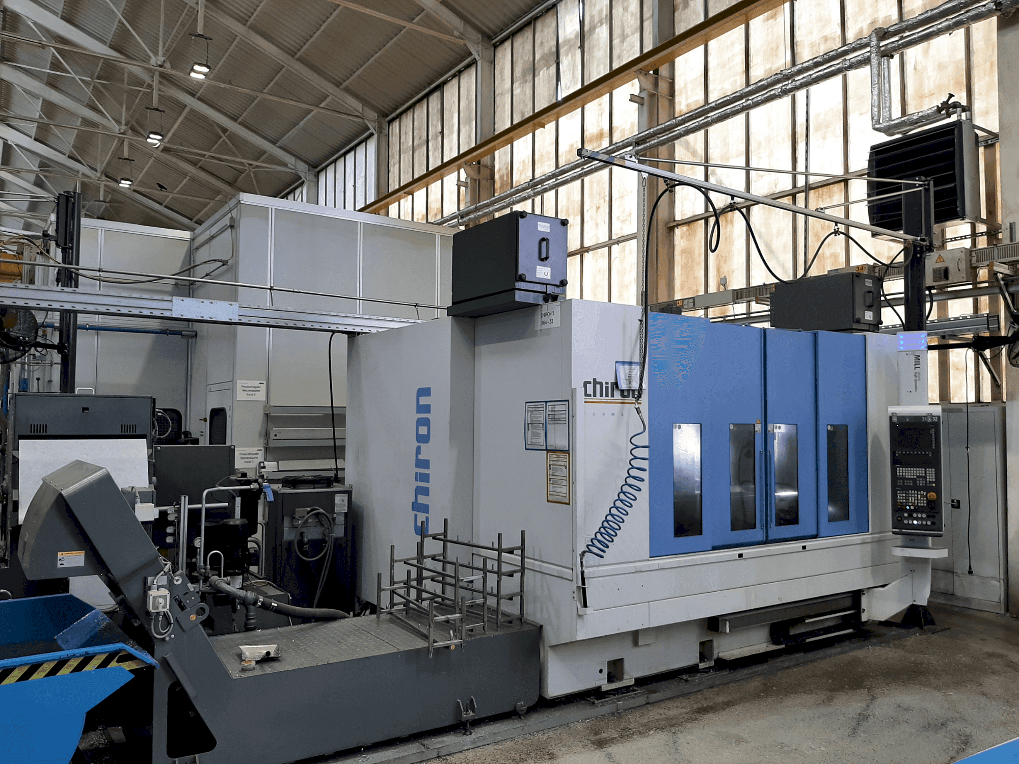 Vista frontal de la máquina CHIRON Mill 2000 High Dynamics (2018)